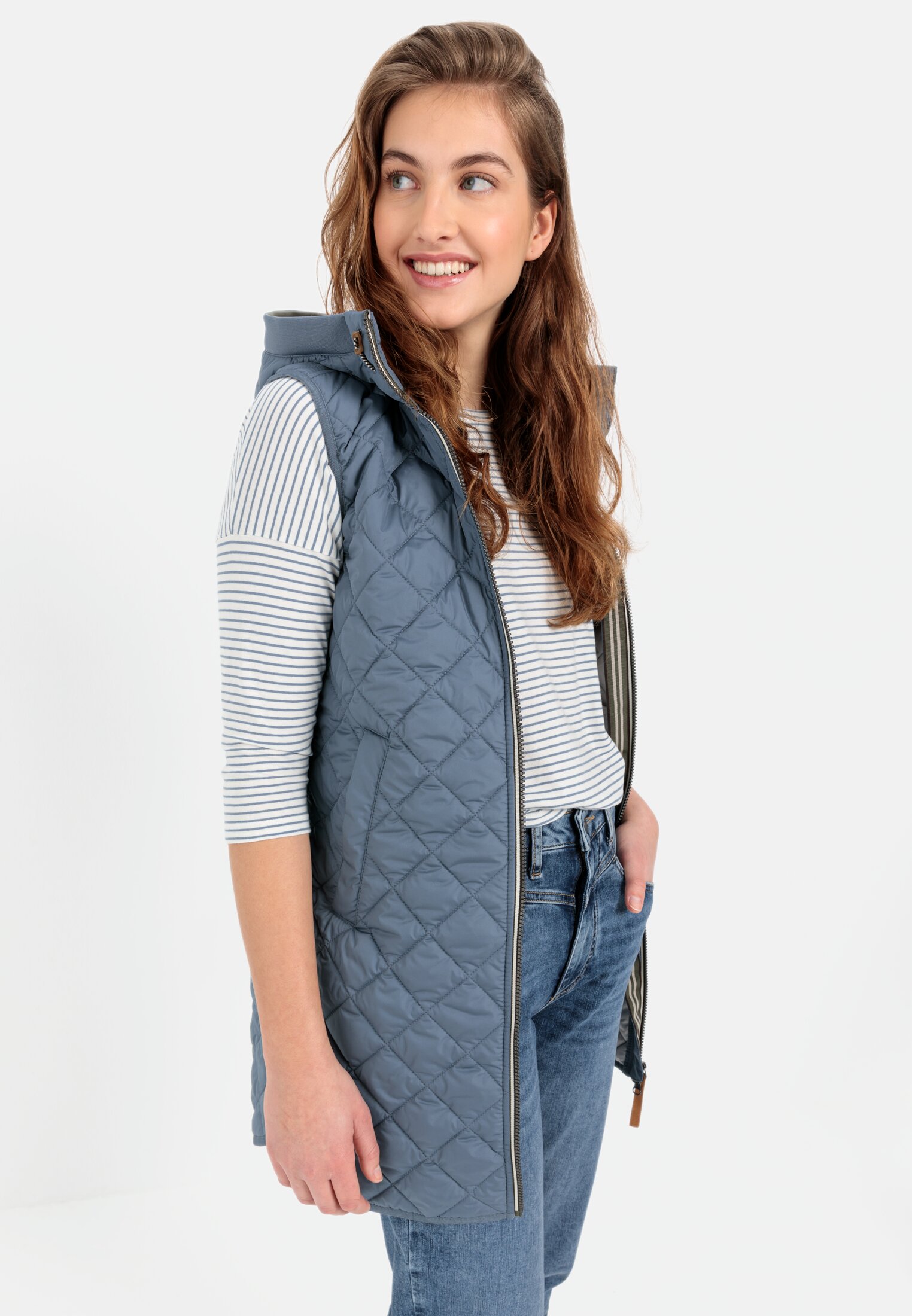 Damen Lange Steppweste aus recyceltem Polyester Hellblau getragen emotional