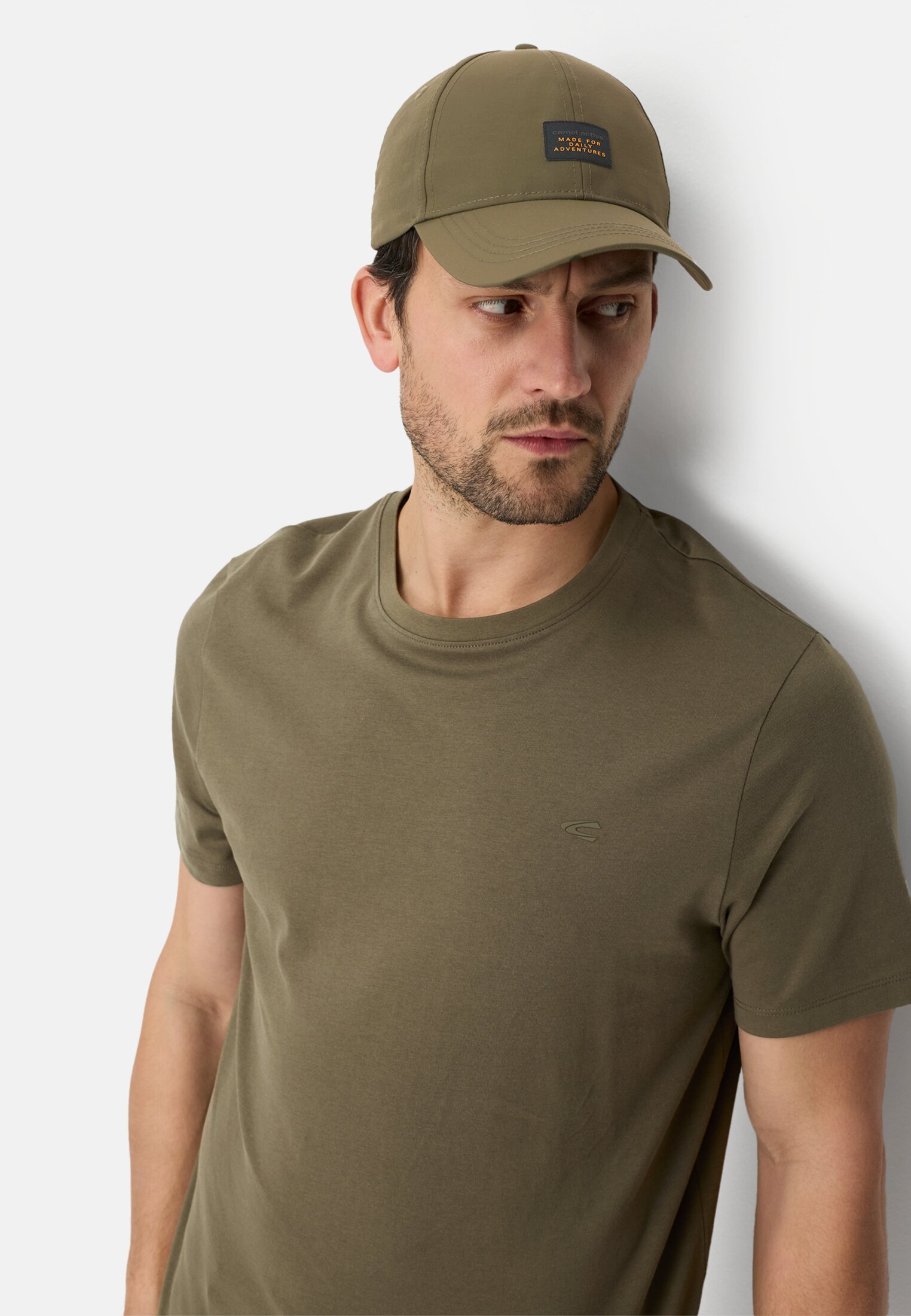 Herren fleXXXactive® T-Shirt mit Quick Dry Funktion Oliv getragen emotional