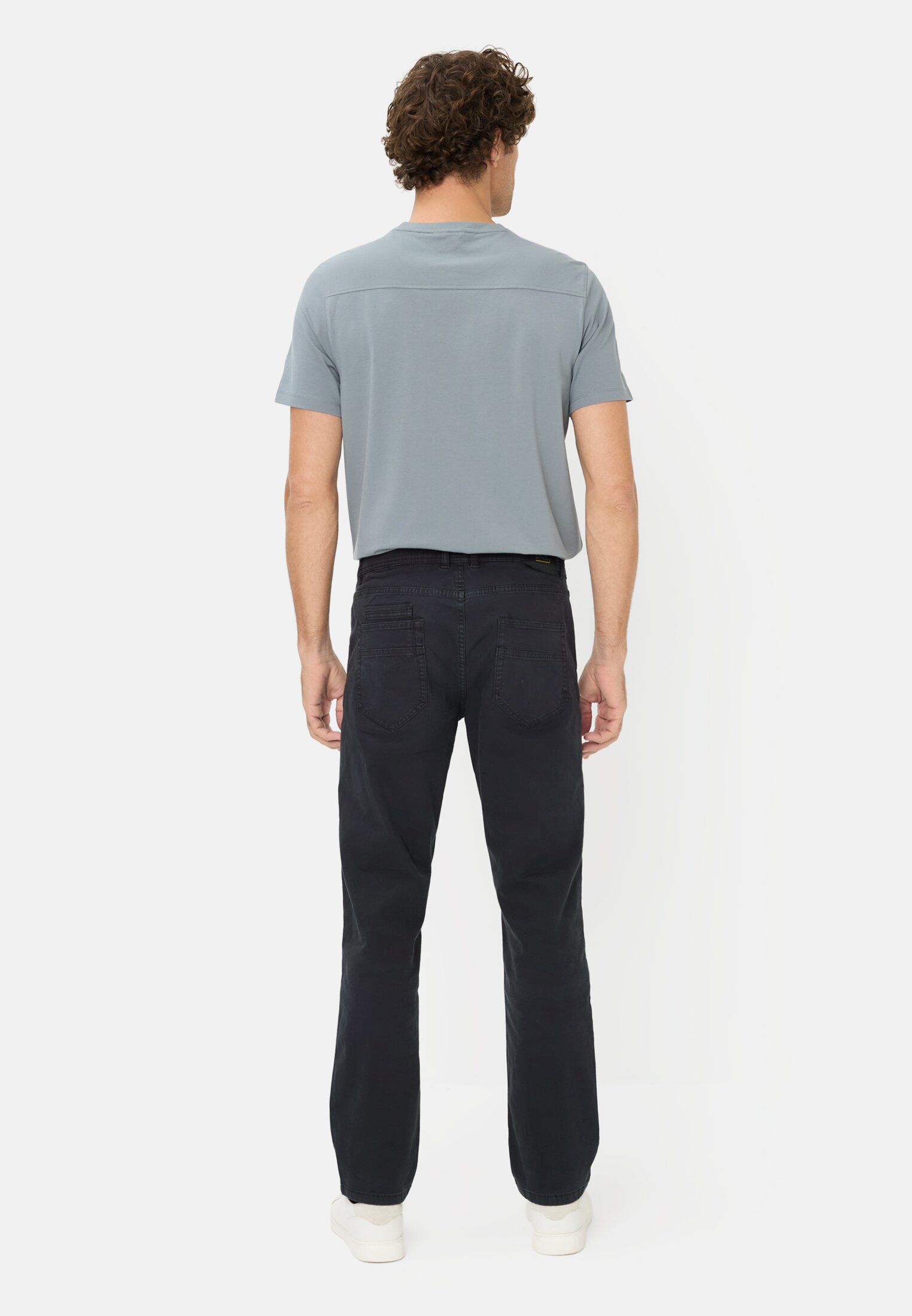 Herren Relaxed Fit 5-Pocket Hose Dunkelblau getragen hinten