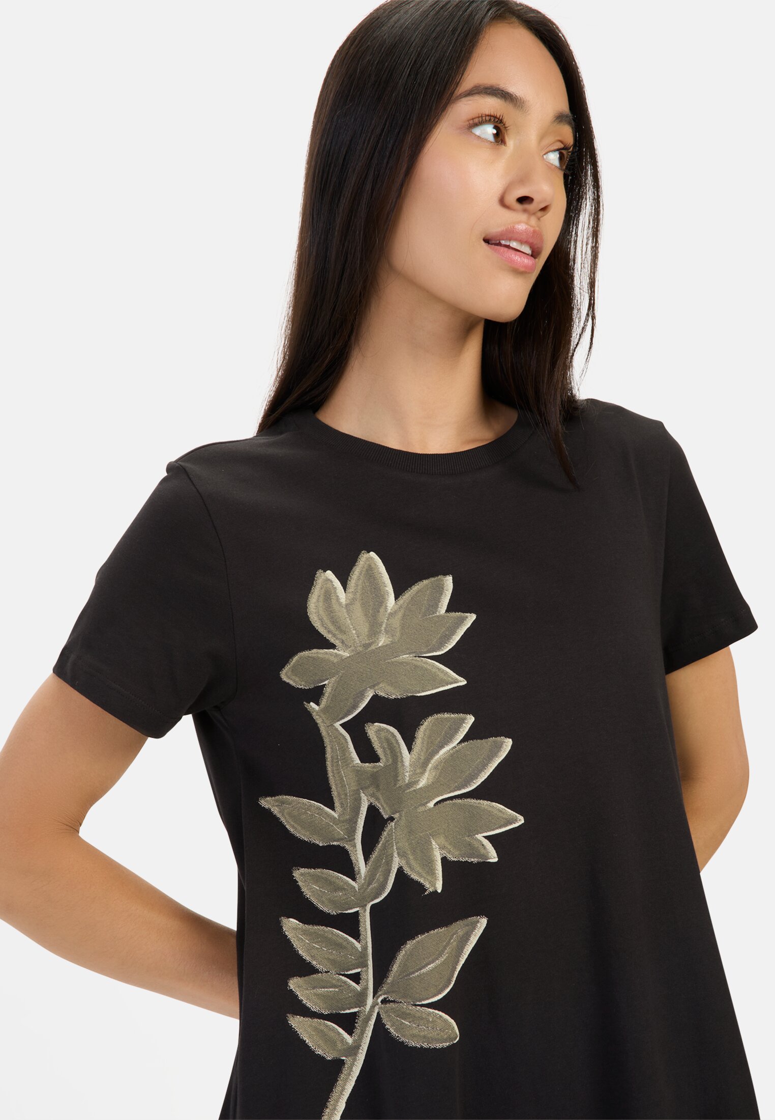 camelactive_Kleid_Caviar_Flower_print_391665-5T64-84_M5 Vrouwen Kort T-shirtjurkje met bloemenprint Zwart gedragen detail dichtbij