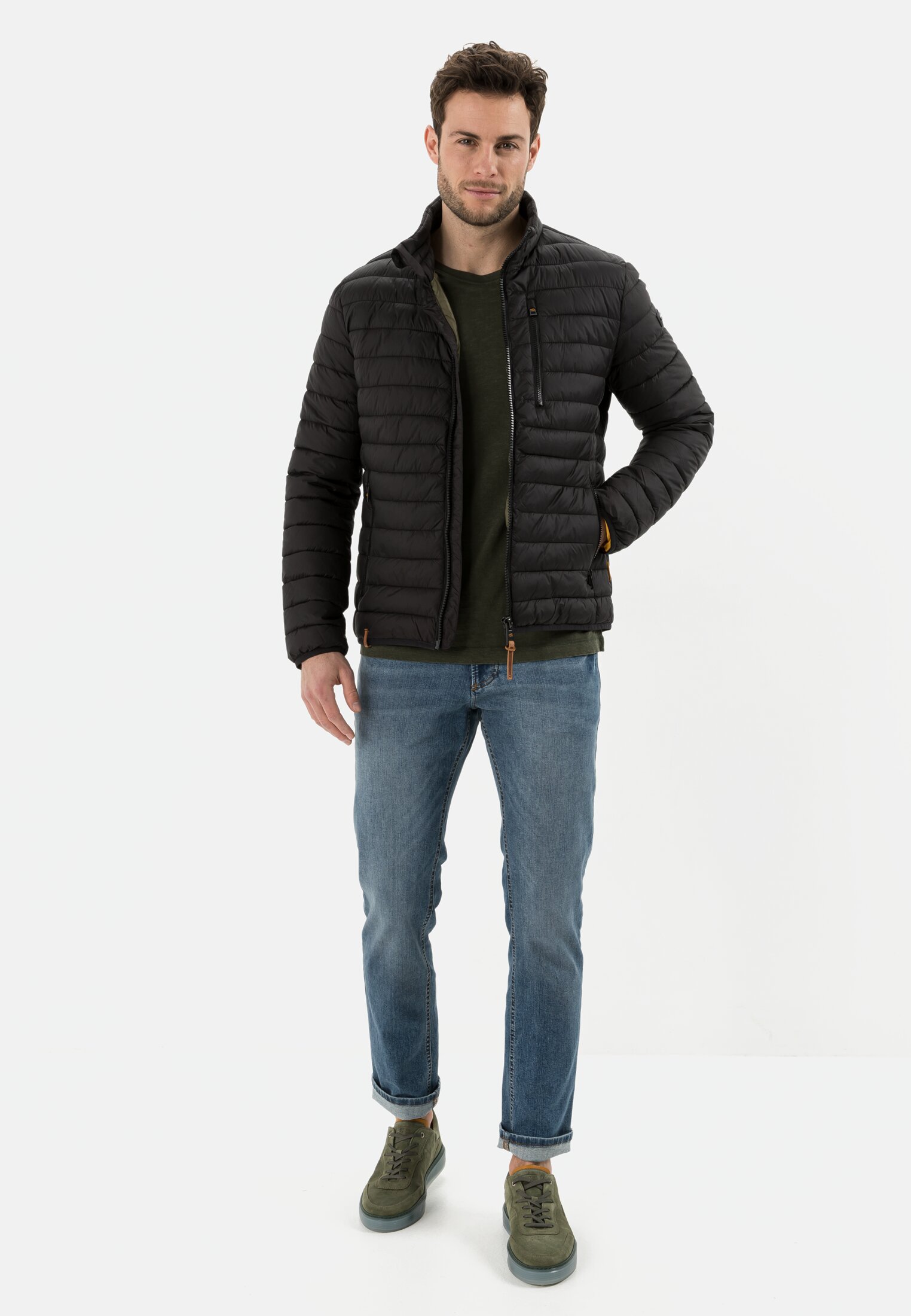 Herren Downfree Steppjacke aus recyceltem Polyester Schwarz getragen vorne Ganzkörper