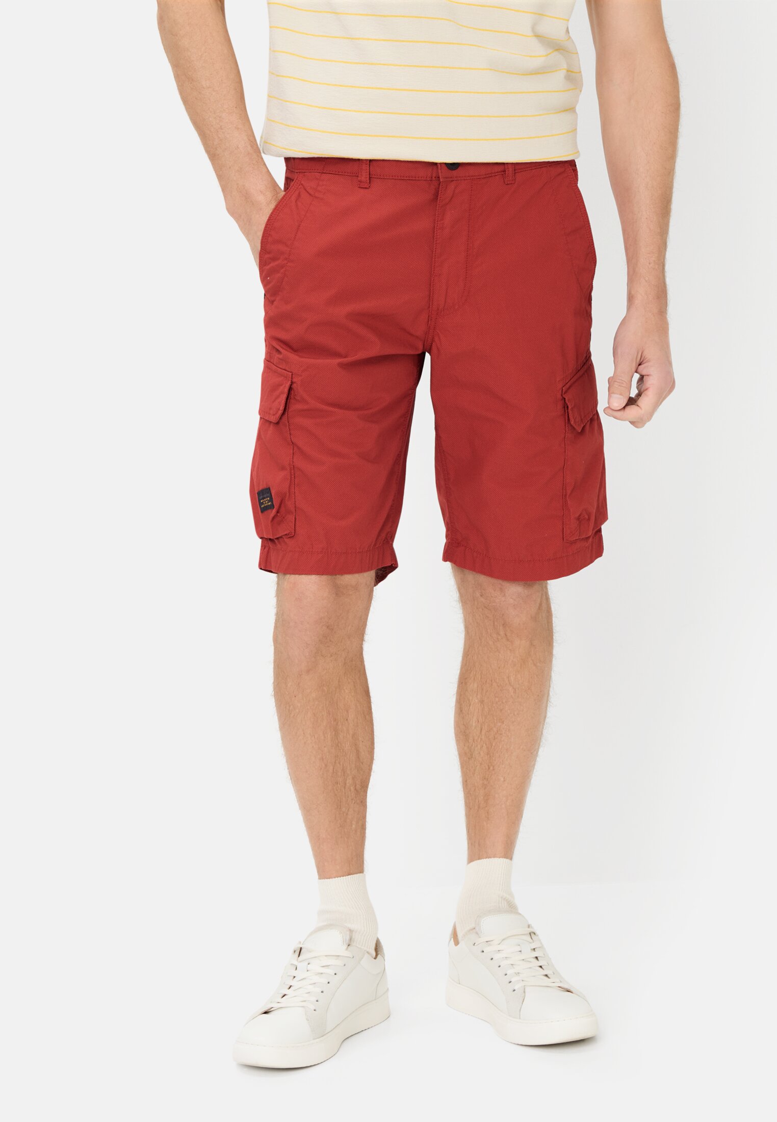 Men Cargoshorts made of pure cotton Red worn front