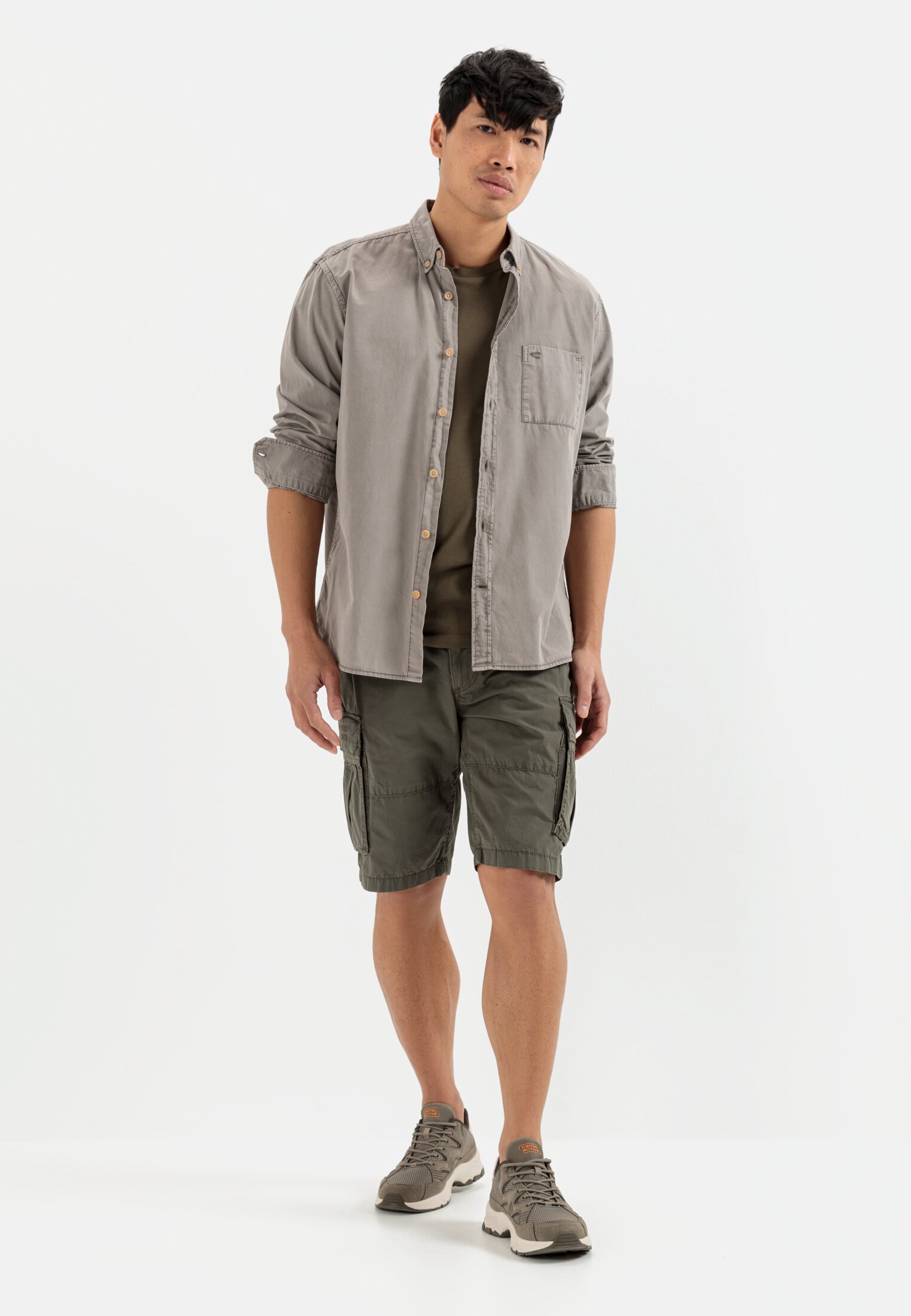MI_496075-1F12-93_M3-00 Men Cargo Shorts Regular Fit Oliv Brown worn front full body