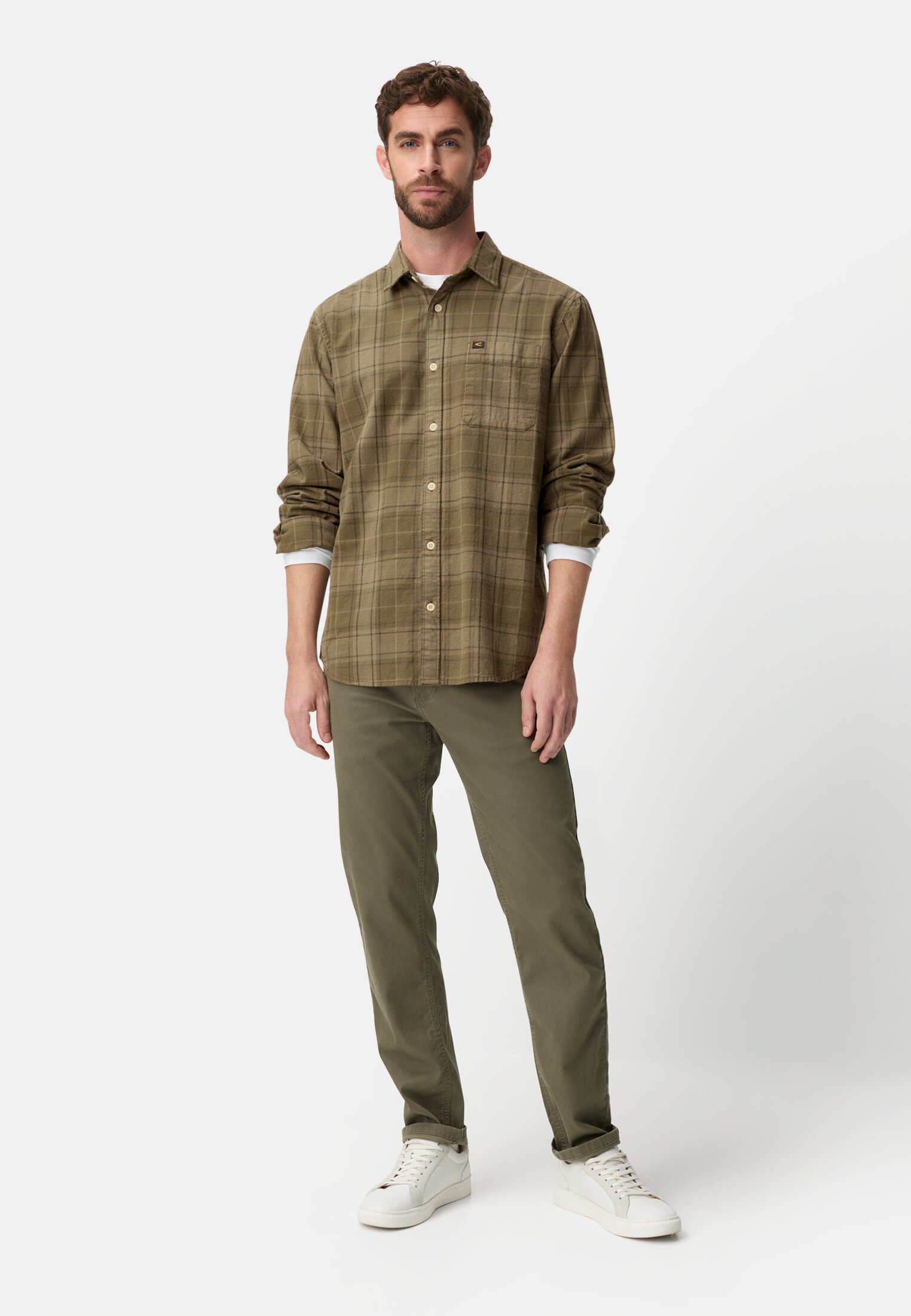 Herren Langarmhemd mit Brusttasche Olivgrün getragen vorne Ganzkörper