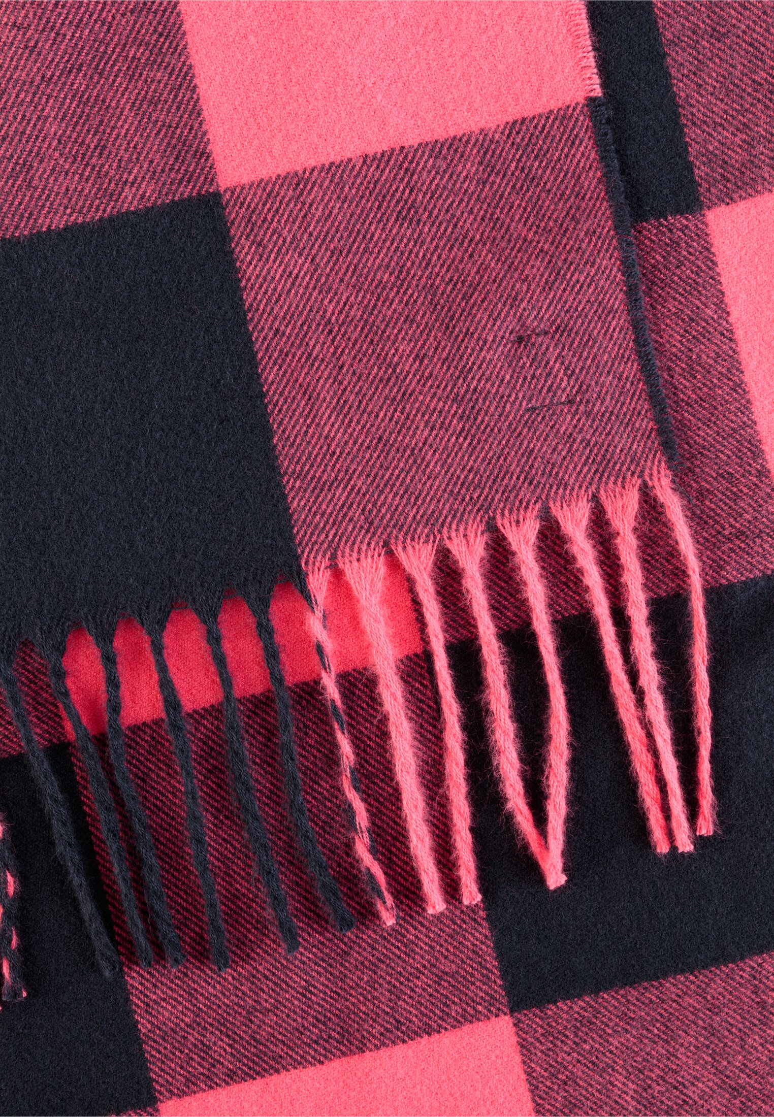 Women Soft scarf in check pattern Pink front close