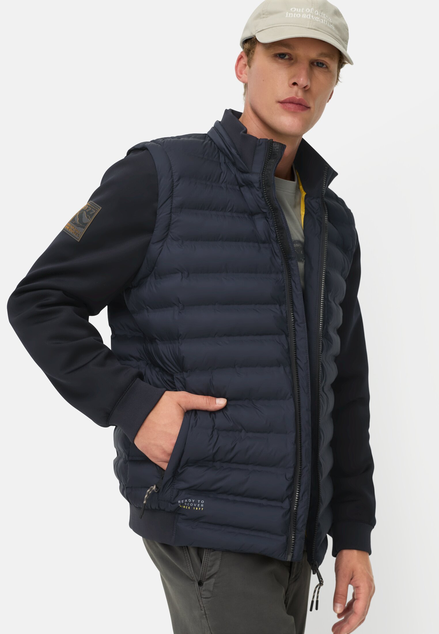 Herren Hybridjacke mit abnehmbaren Ärmeln Navy getragen emotional