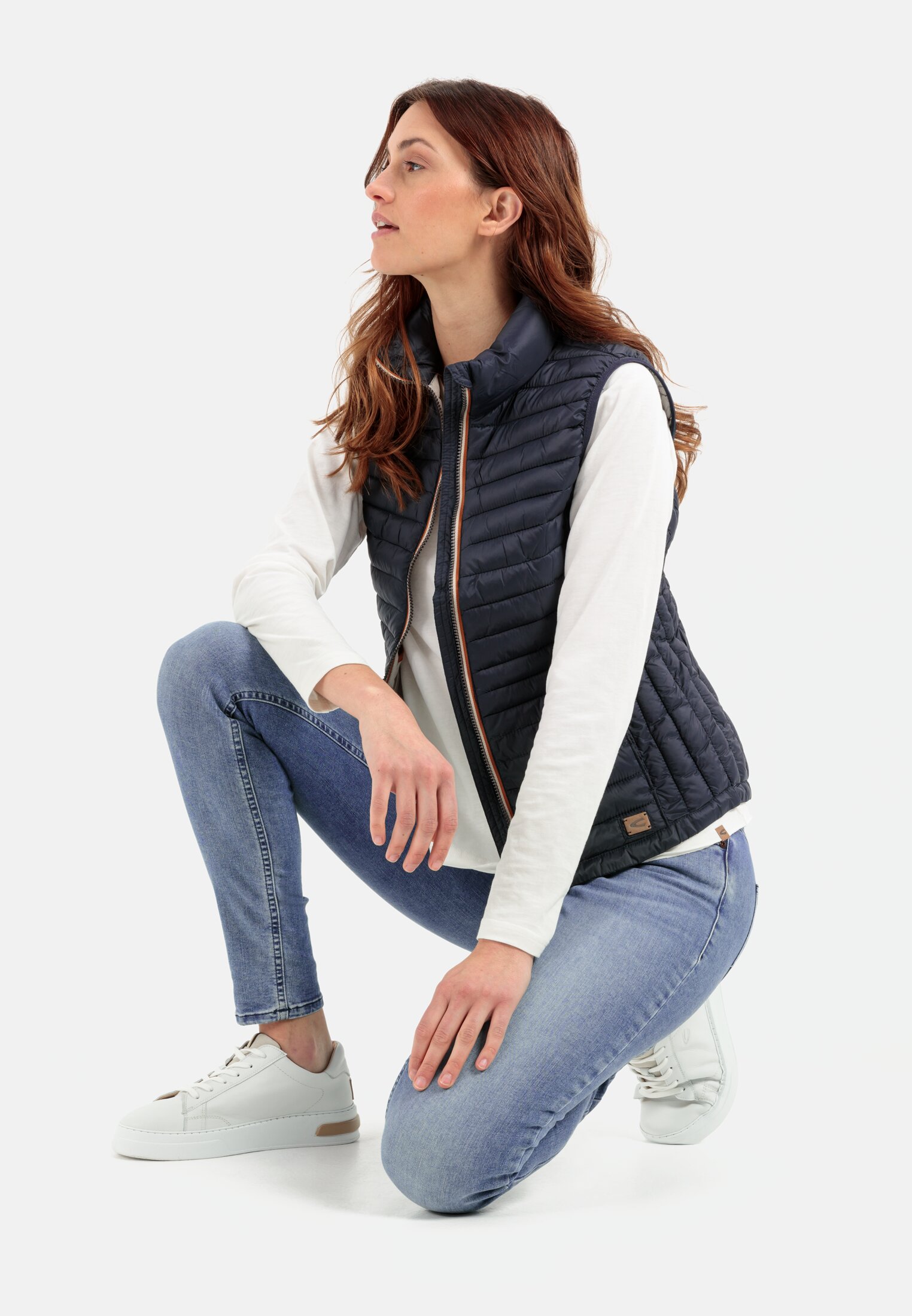 Damen Steppweste aus 100% recyceltem Material Dunkelblau getragen emotional