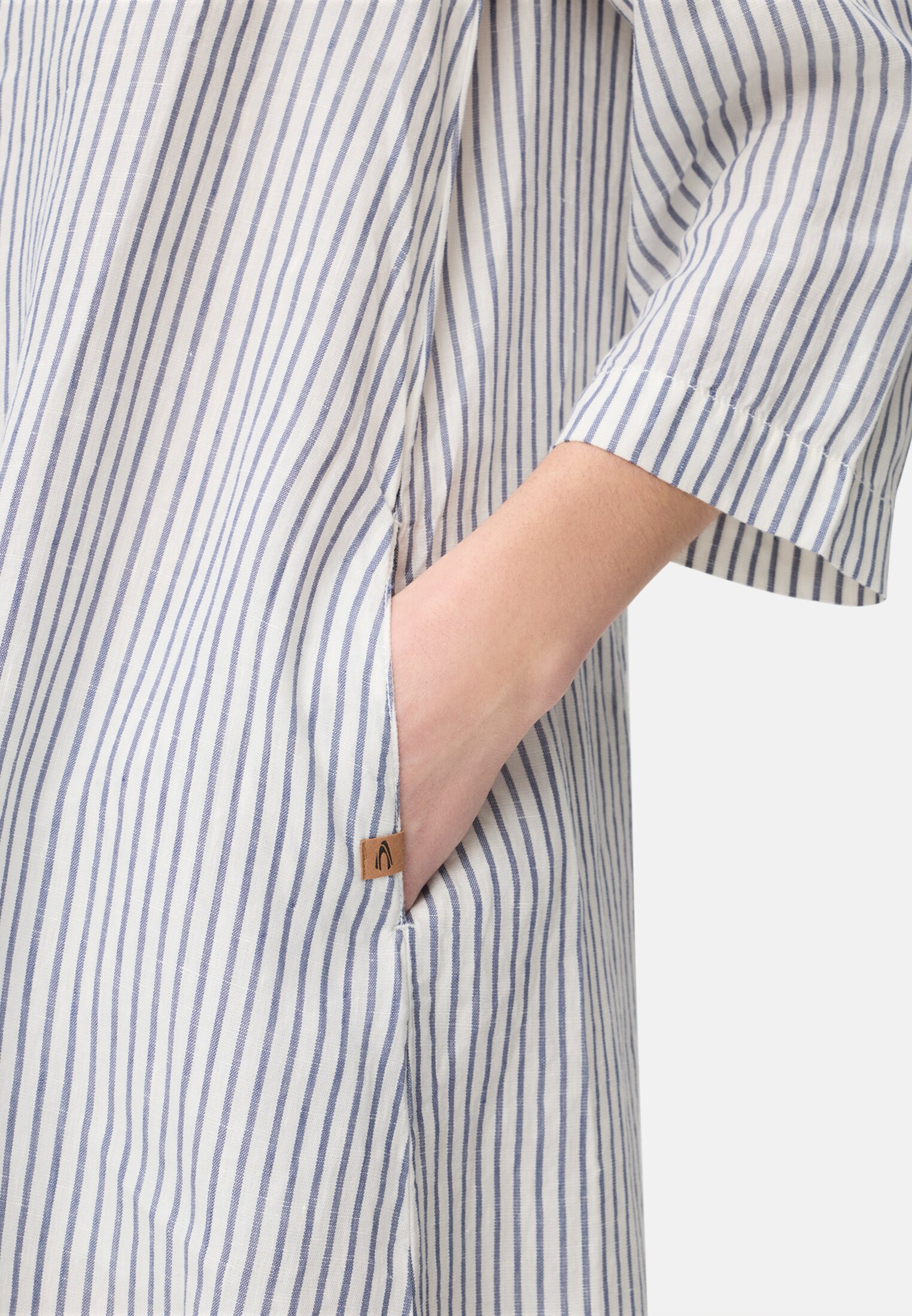 Vrouwen Gestreepte jurk met knoopsluiting Oceaanblauw gedragen detail dichtbij