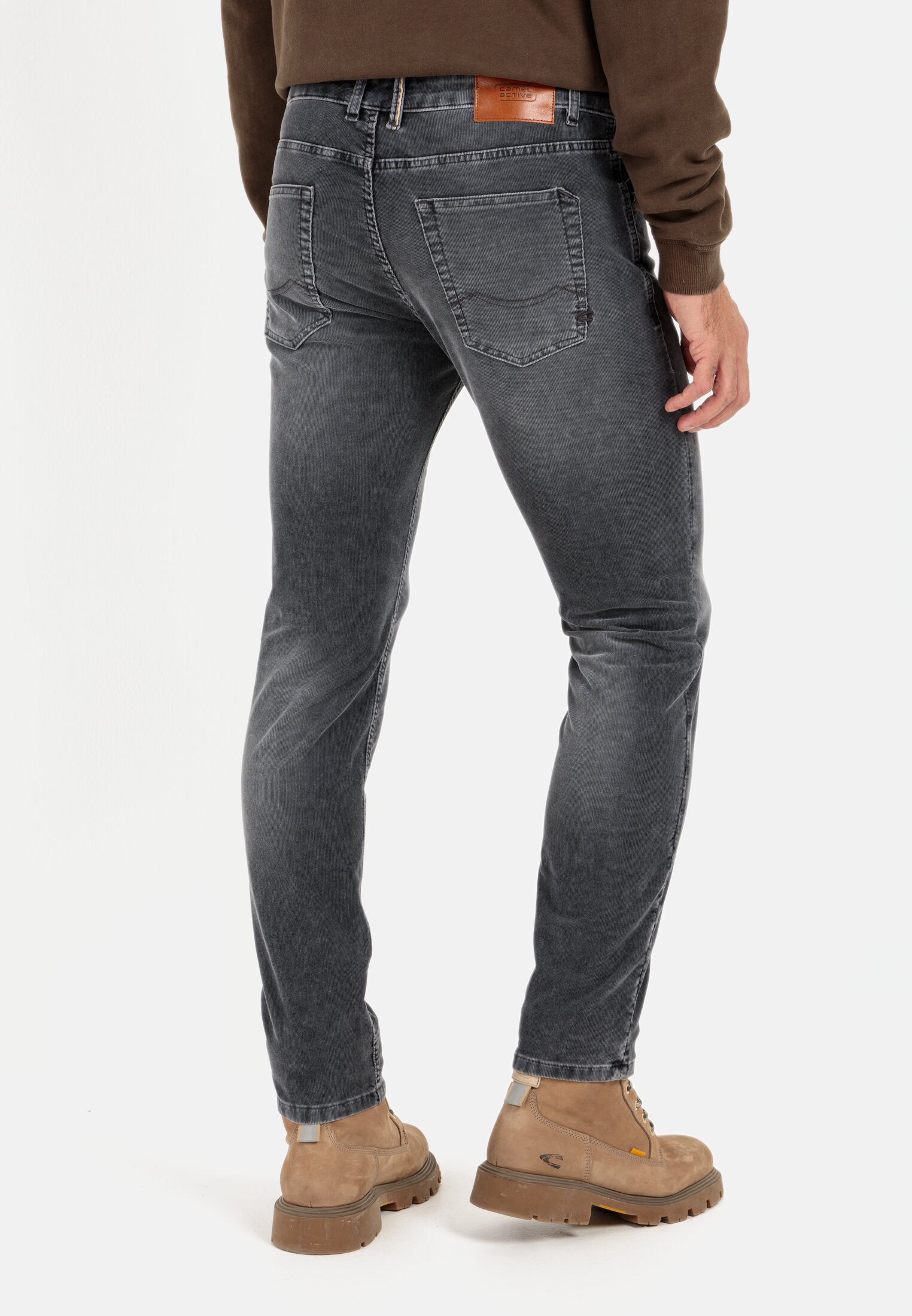 Herren Slim Fit 5-Pocket Cordhose Dunkelgrau getragen hinten