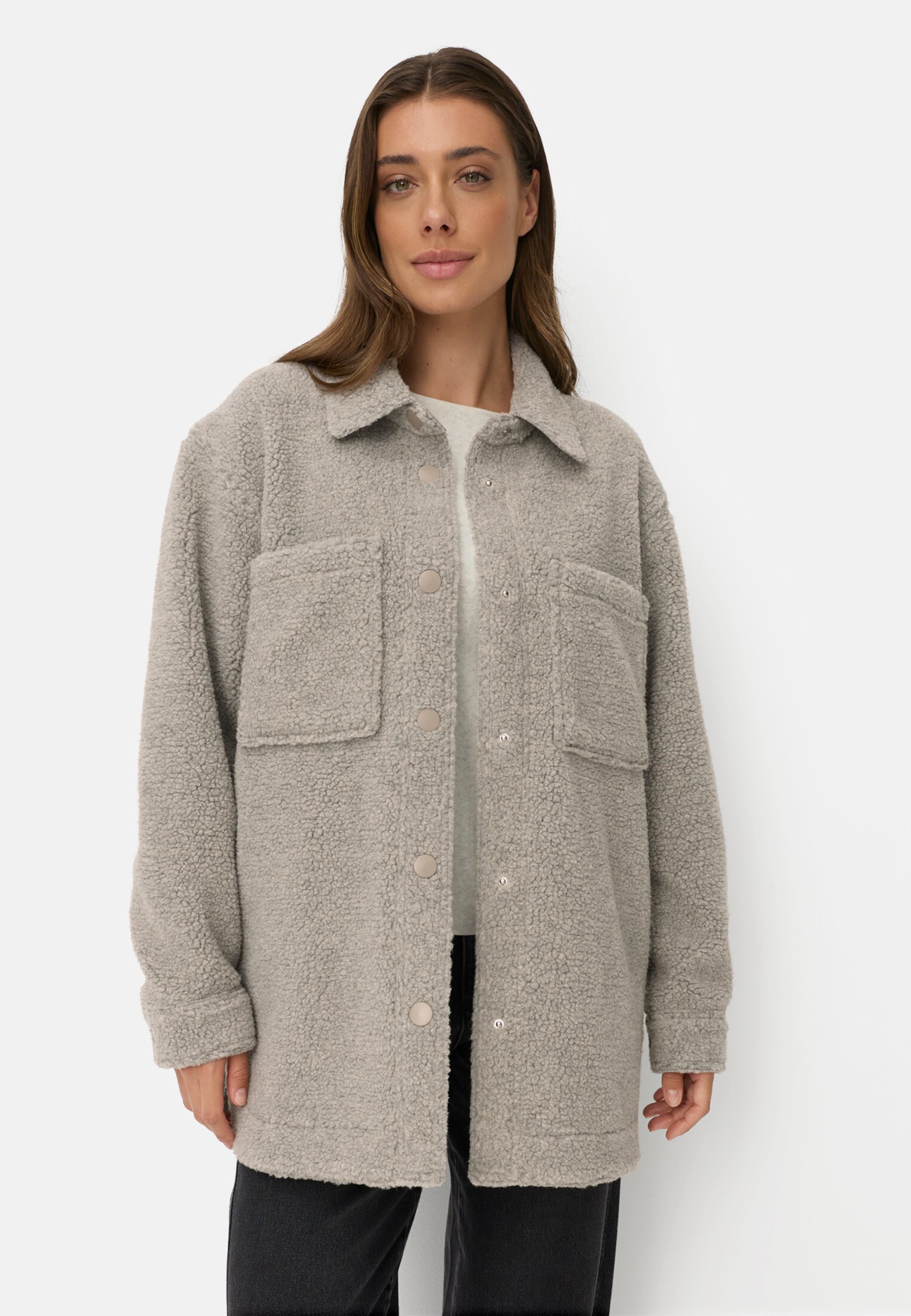 Damen Teddyblazer mit Seitentaschen Beige getragen vorn