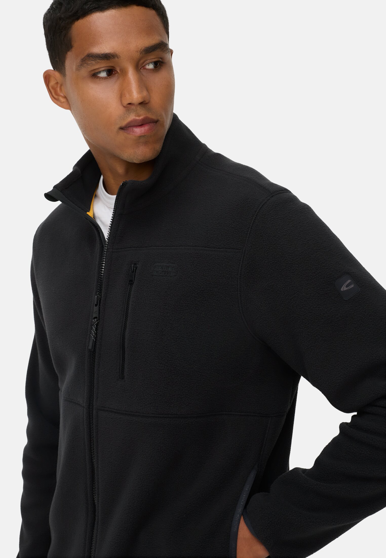Herren Fleecejacke mit Brusttasche Schwarz getragen detailliert nah
