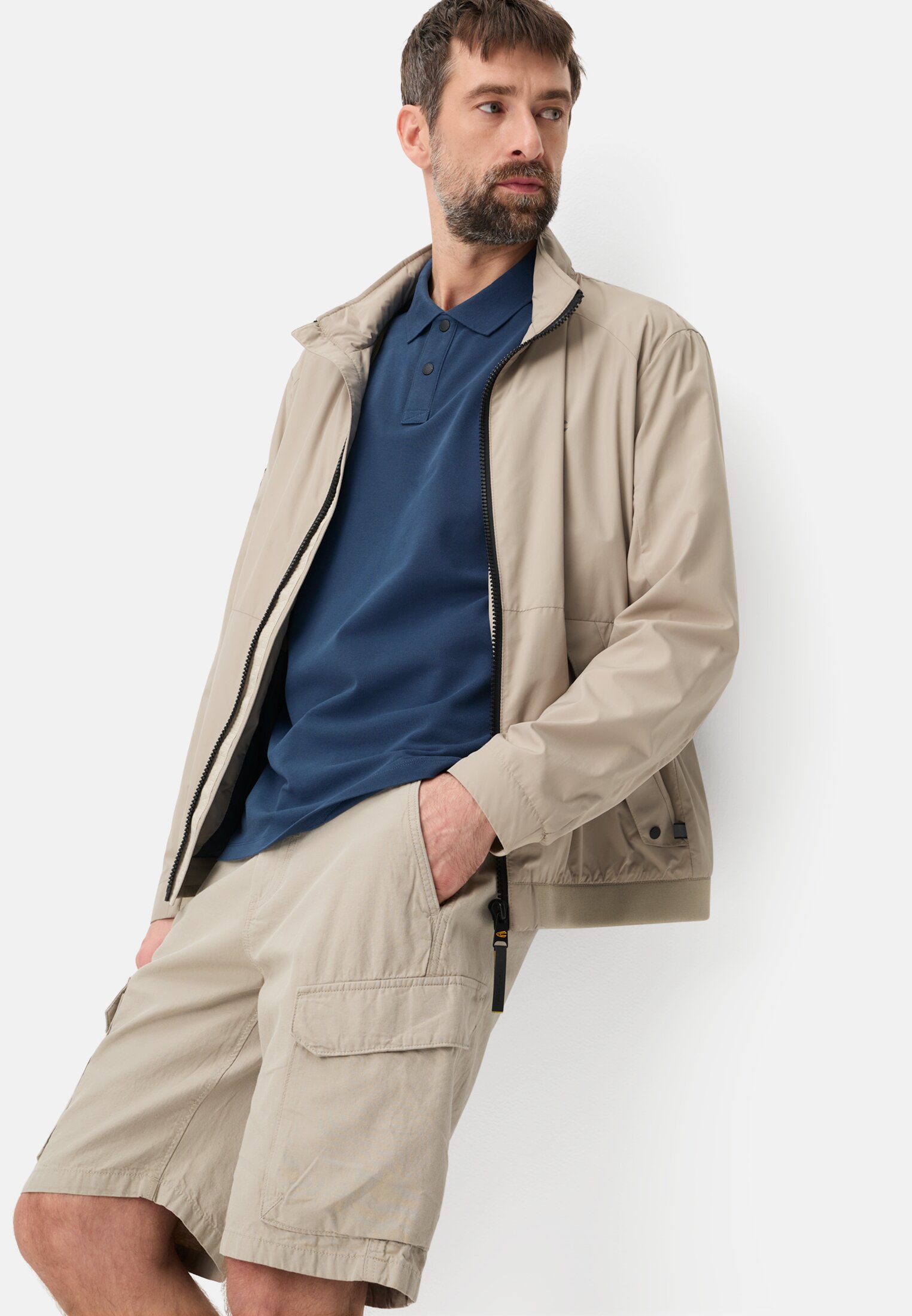 Herren Poloshirt mit Kontrastdetails Indigoblau getragen emotional