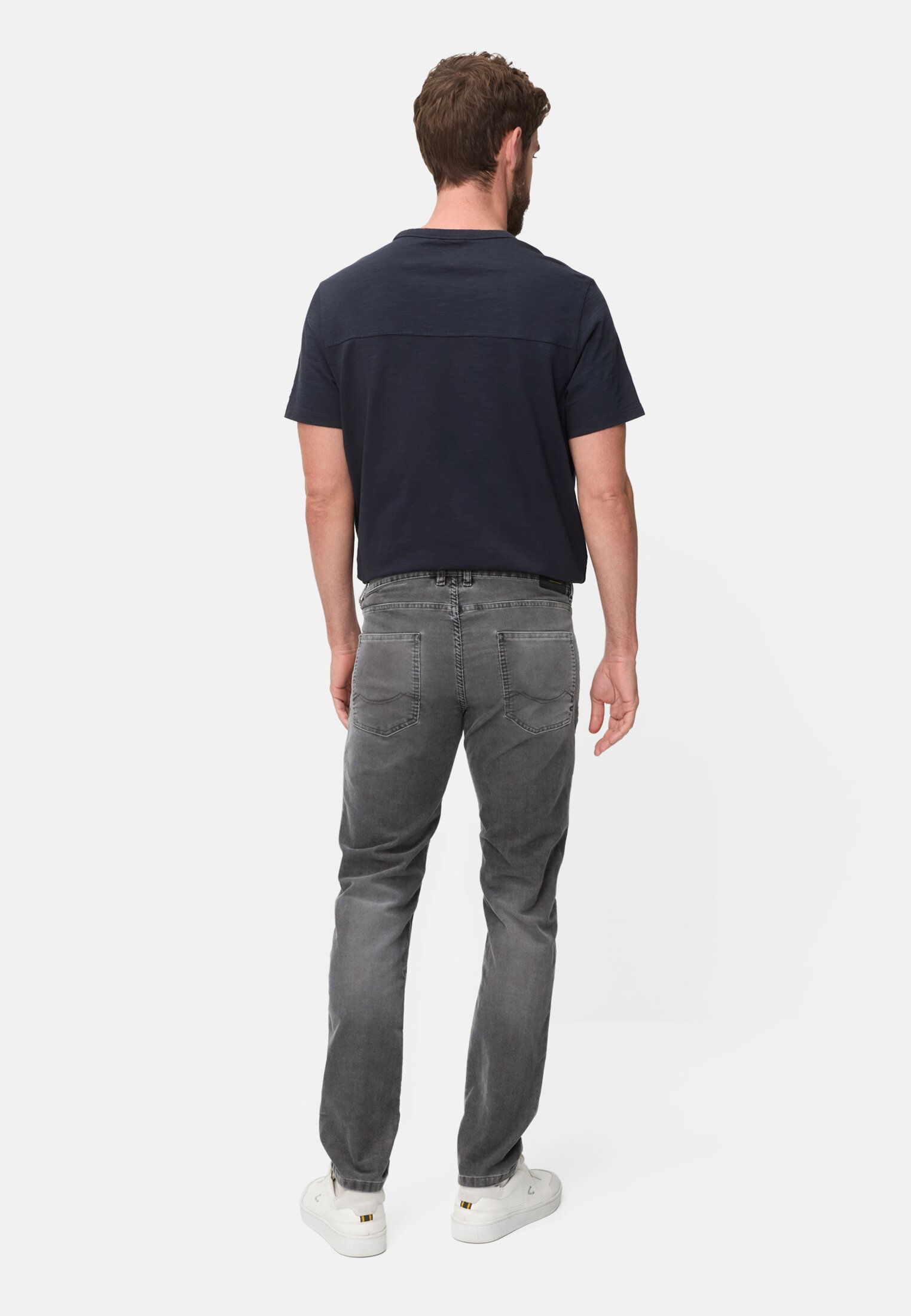 Heren Slim Fit 5-pocket broek Steengrijs gedragen achter