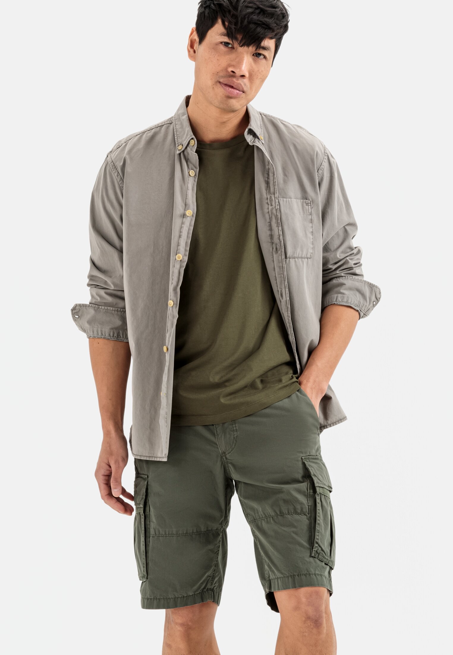 MI_496075-1F12-93_M4-01 Men Cargo Shorts Regular Fit Oliv Brown worn emotional