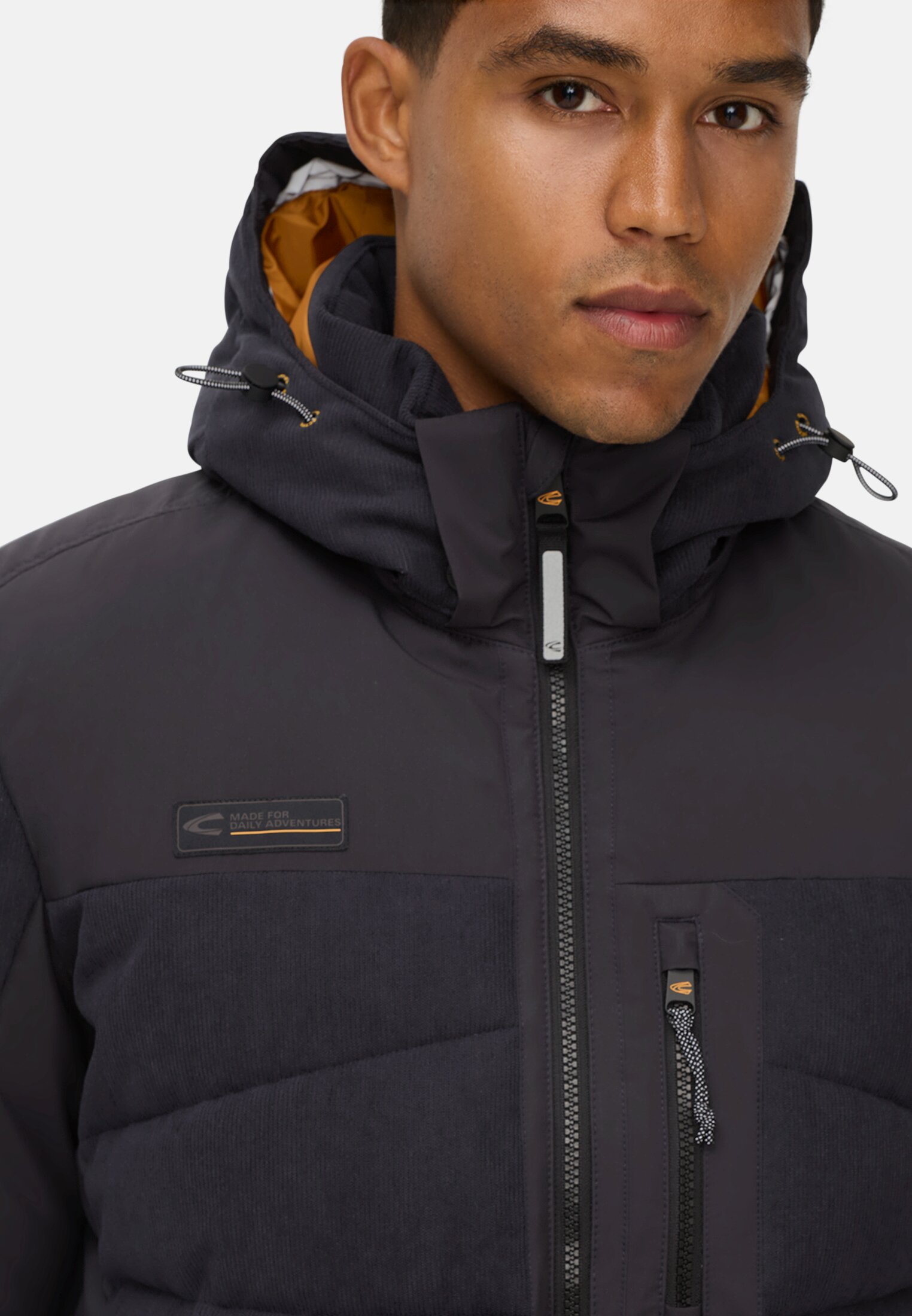 Herren Steppjacke mit abnehmbarer Kapuze Navyblau getragen detailliert nah