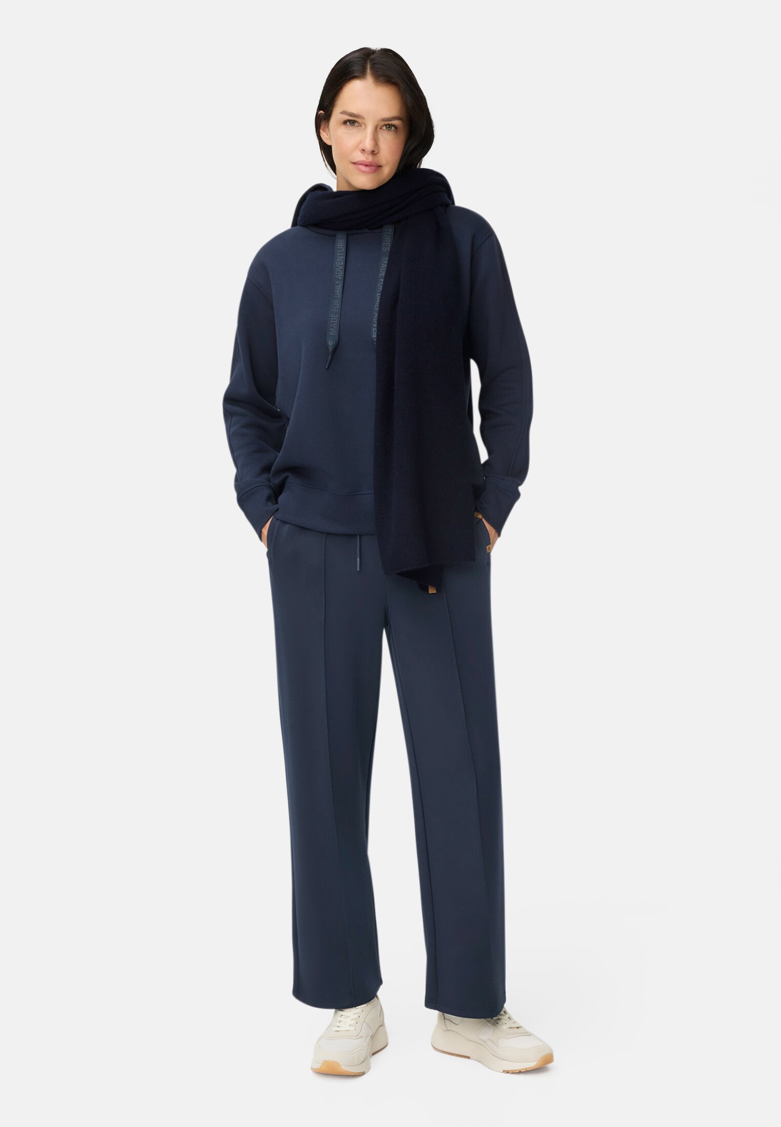 Damen Casual Pants im Jogger-Stil mit elastischem Bund Nachtblau getragen vorne Ganzkörper
