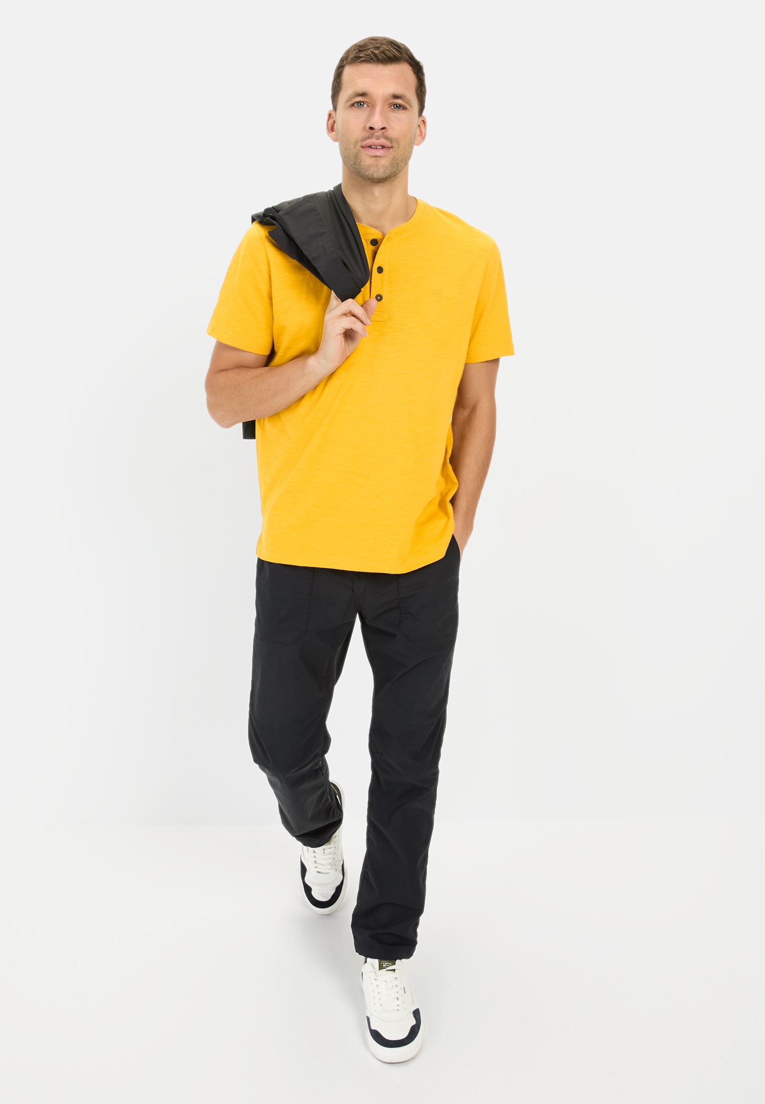 MI_09740-5T04-65_M3-00 Herren Kurzarm Henley aus Organic Cotton Gelb getragen vorne Ganzkörper