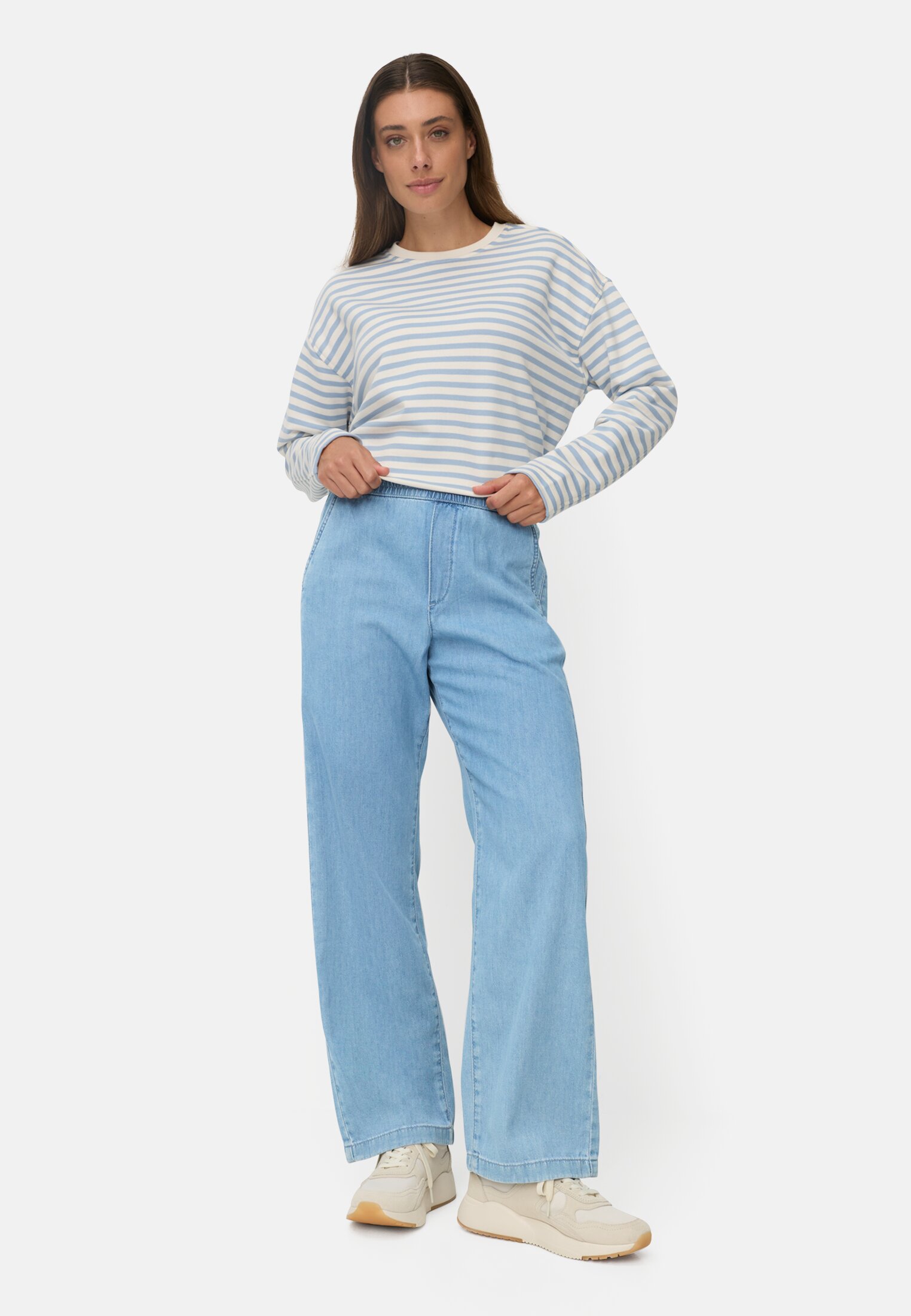Damen Denim Hose aus einem Baumwollmix Hellblau getragen vorne Ganzkörper