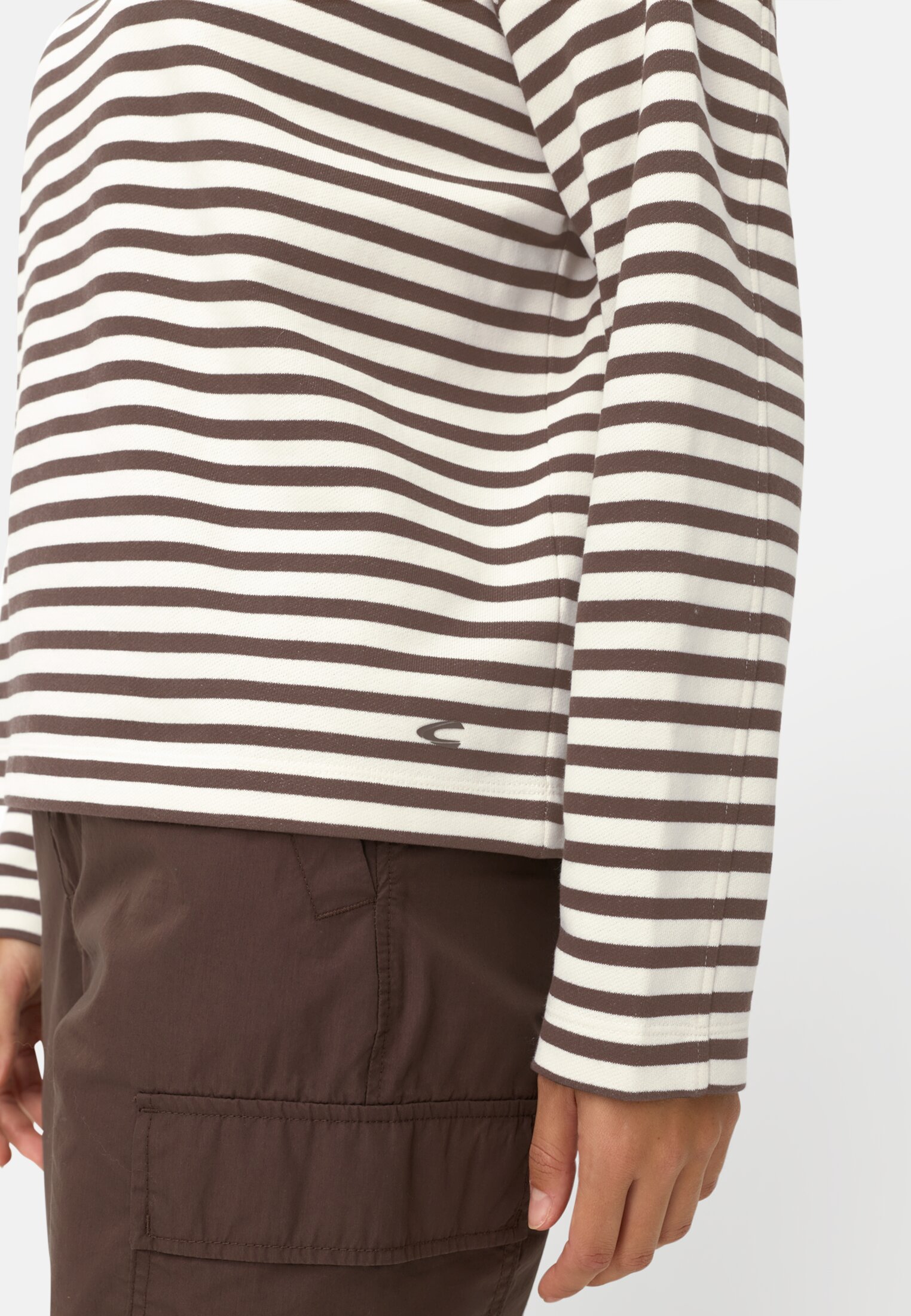 Damen Sweatshirt aus 100% Baumwolle Braun getragen detailliert nah