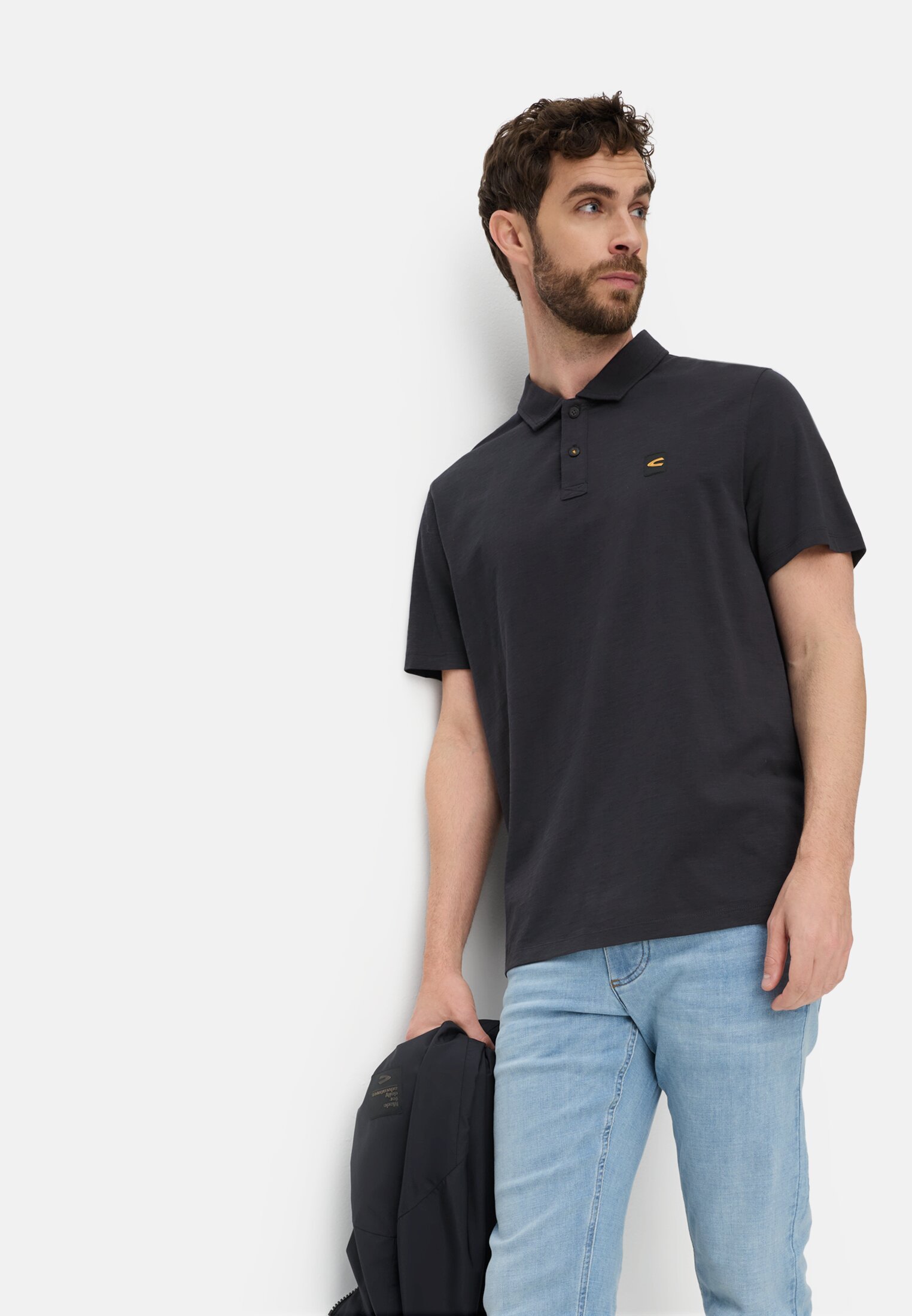 Herren Poloshirt aus reiner Baumwolle Dunkelblau getragen emotional