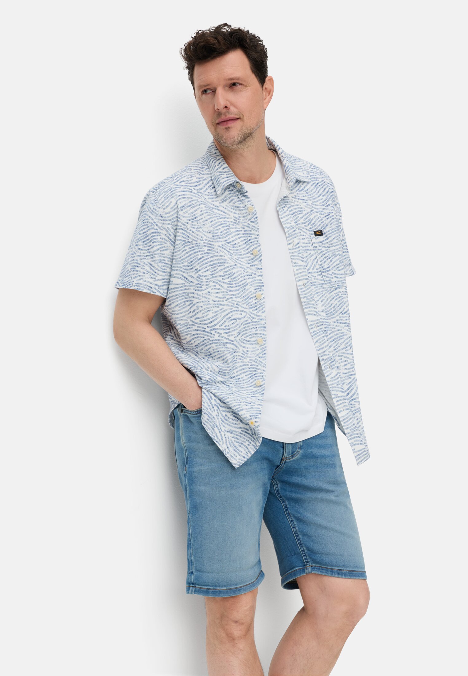 Herren Kurzarmhemd mit Allover-Print Indigoblau getragen emotional