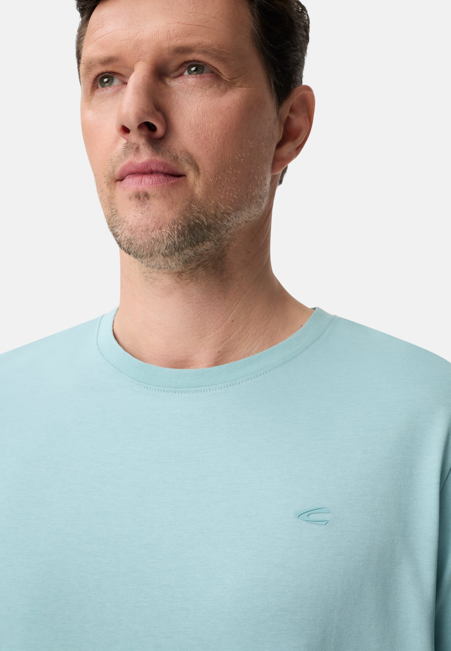 Herren fleXXXactive® T-Shirt mit Rundhalsausschnitt Ozeangrün getragen detailliert nah