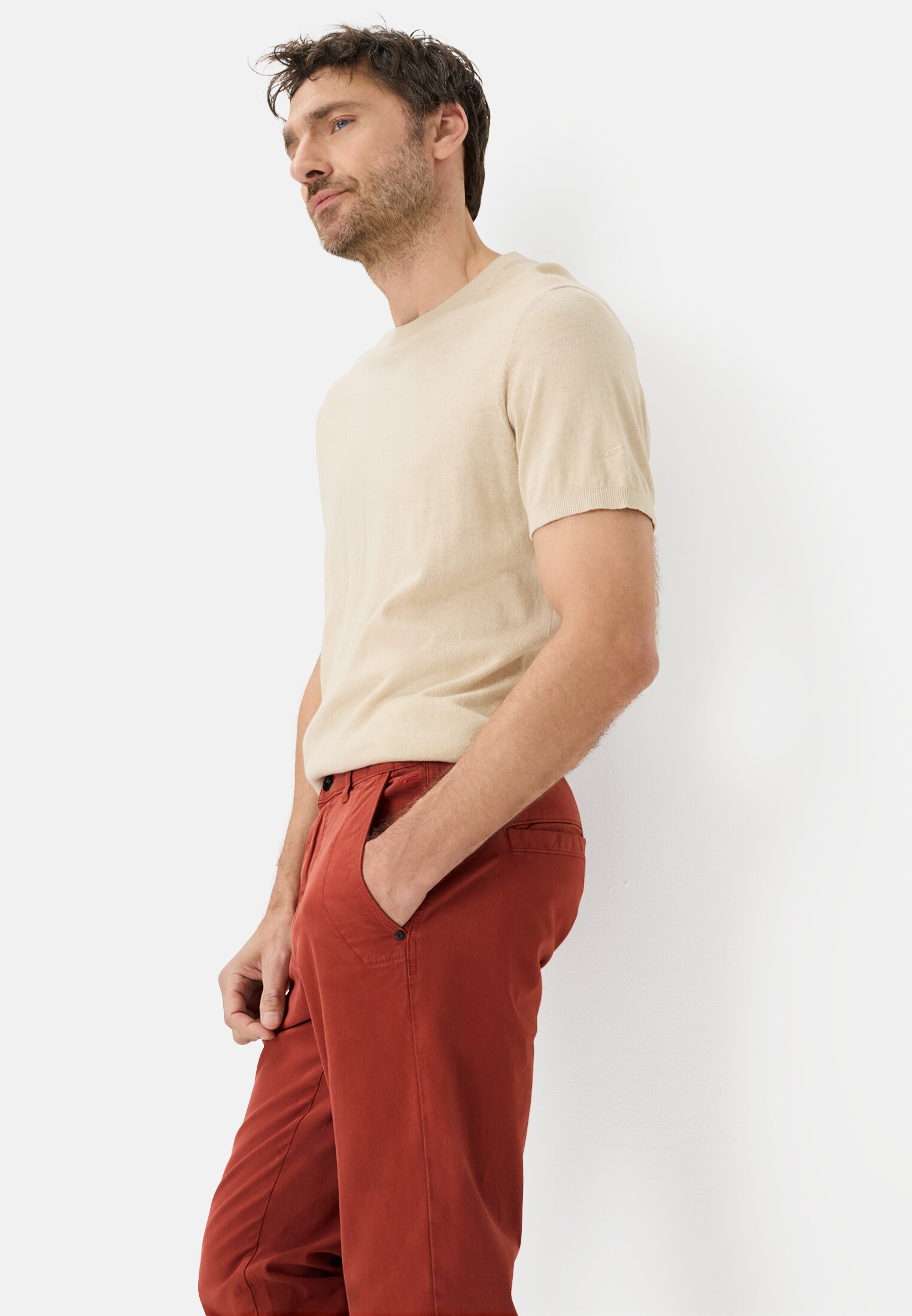Men Chinos with elastic waistband Red worn emotional