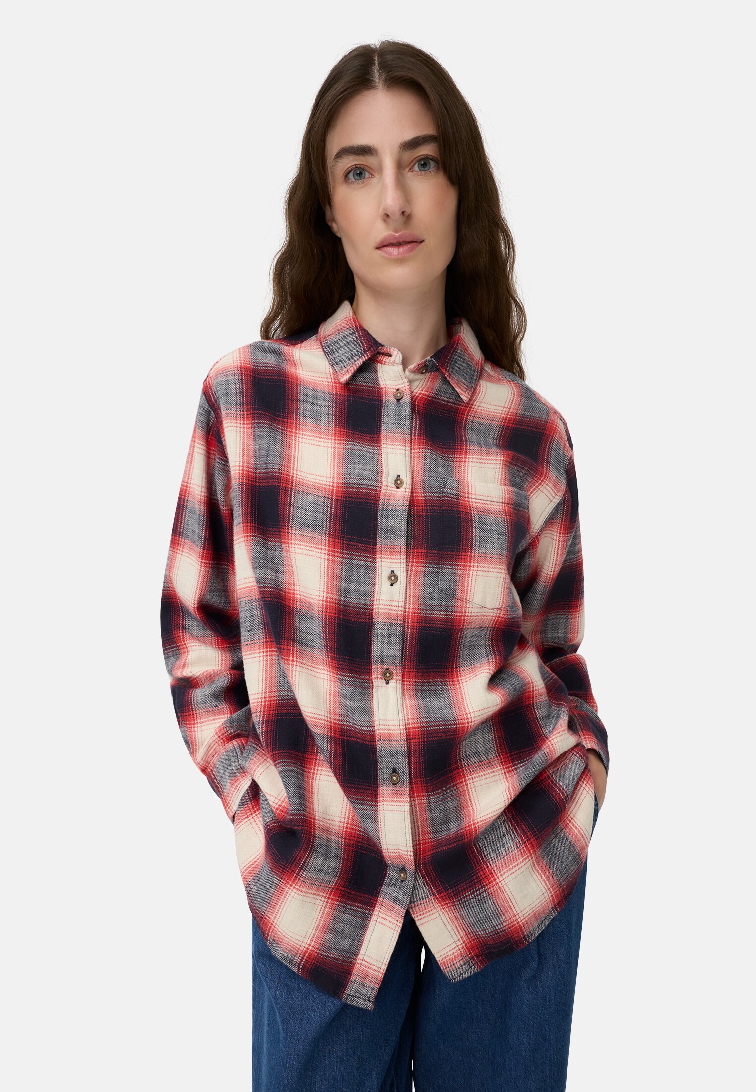 Vrouwen Katoenen blouse met borstzak. Rood geblokt gedragen emotional 
