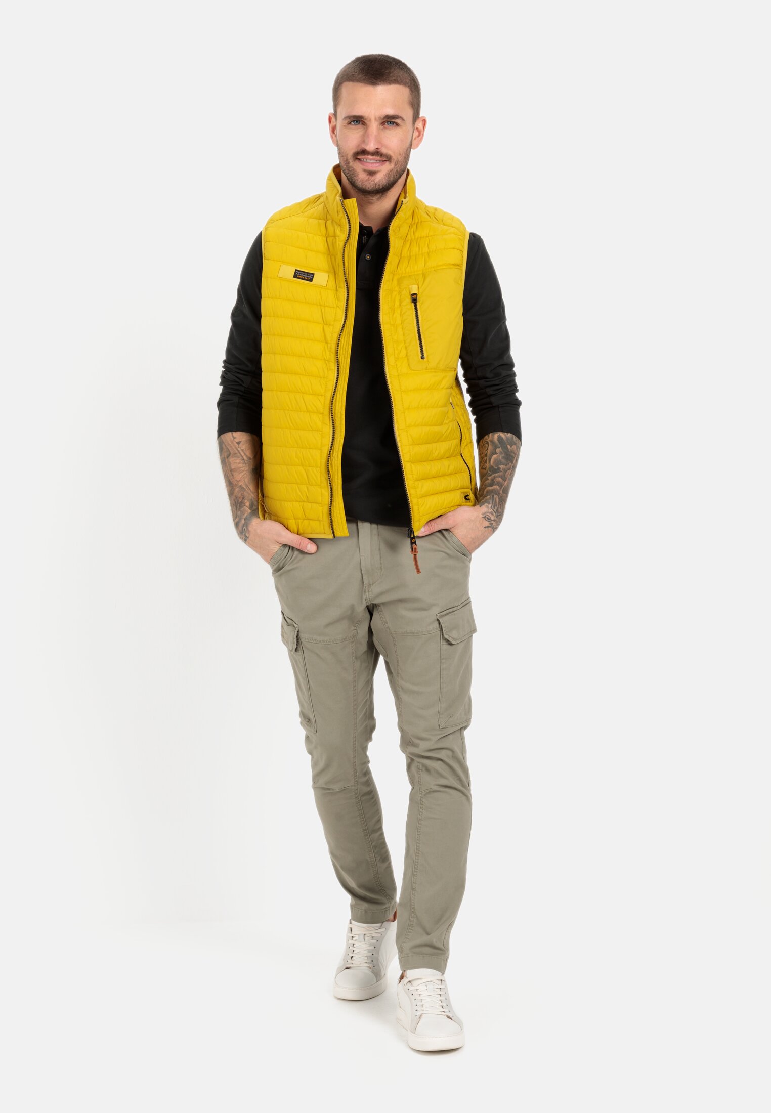 Men Tapered fit cargo pants Khaki worn front full body