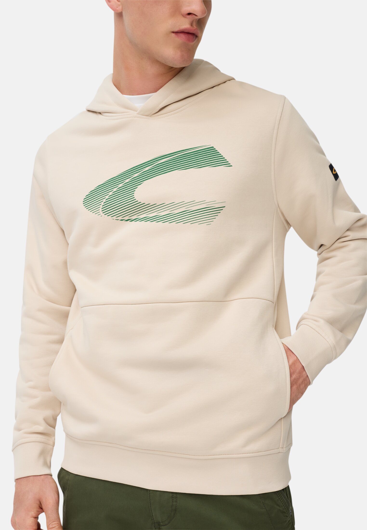 Herren Hoodie aus Baumwollmix Hafer getragen detailliert nah