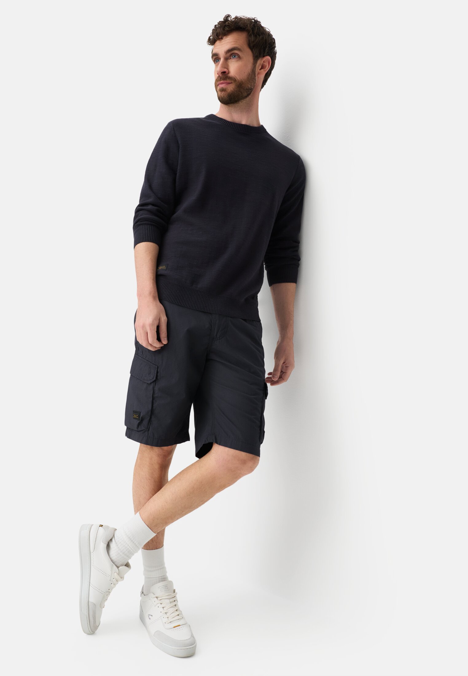 Herren Cargoshorts aus reiner Baumwolle Dunkelblau getragen emotional