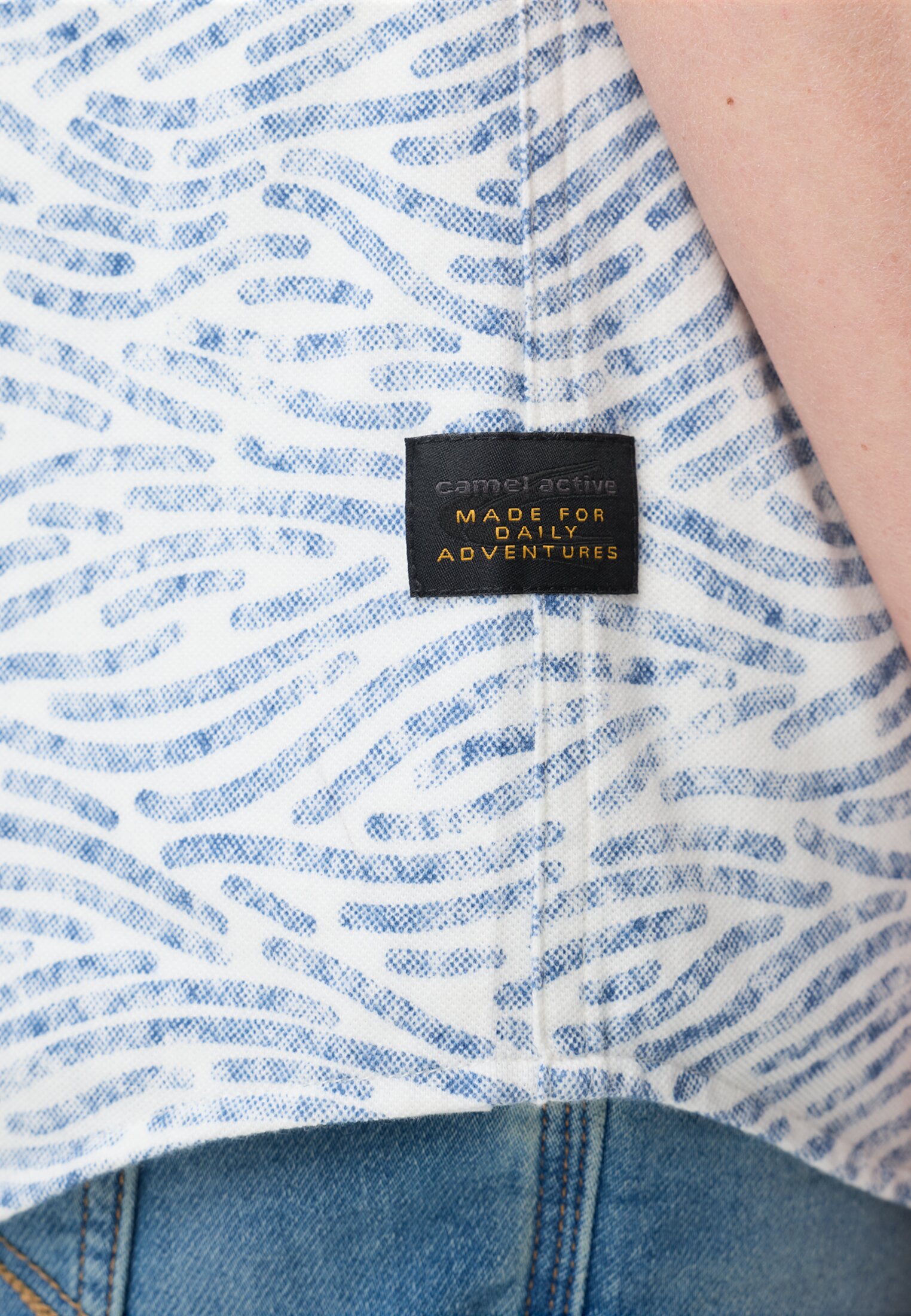 Herren Kurzarmhemd mit Allover-Print Indigoblau getragen detailliert nah