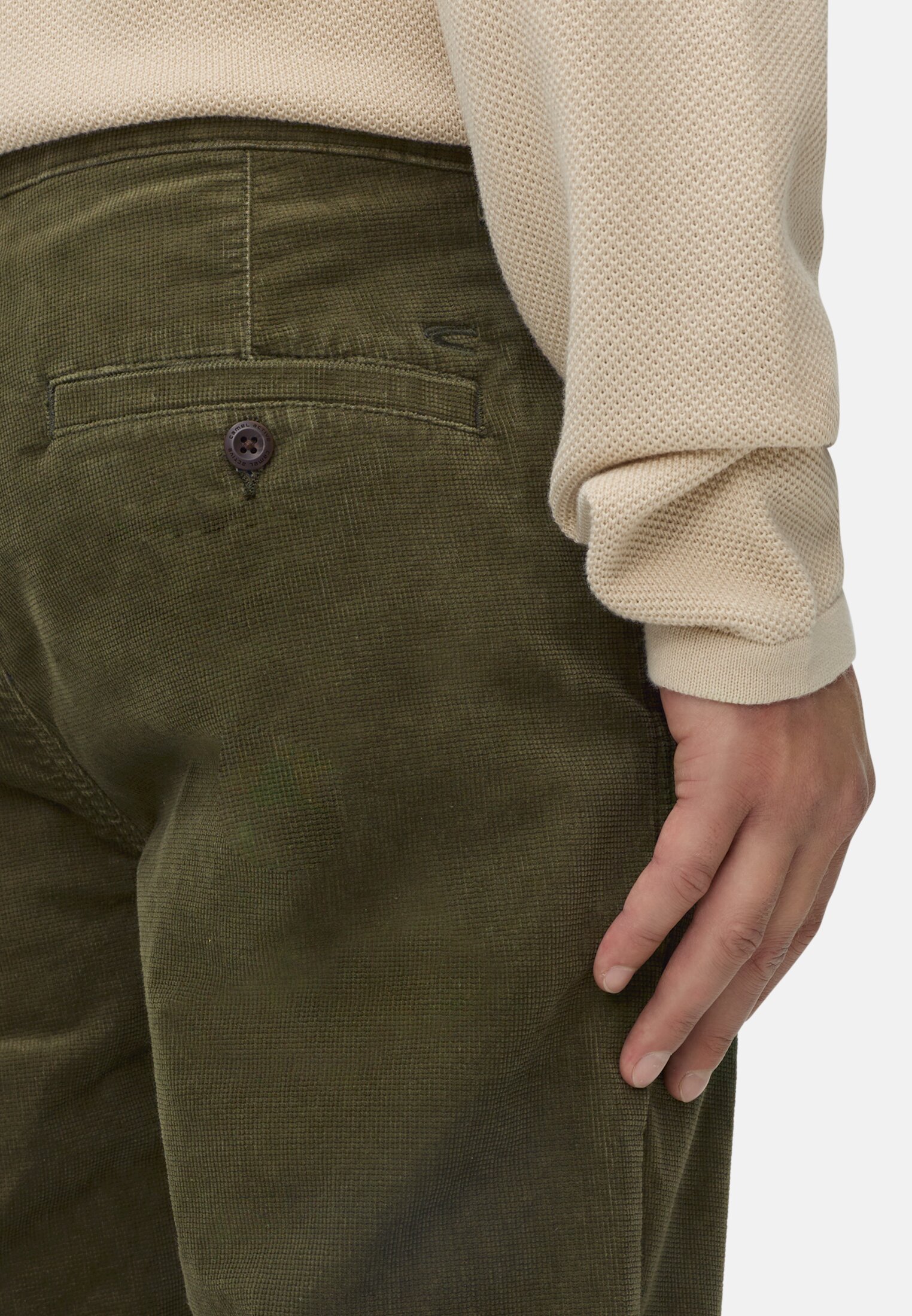 Herren Chino Thermo mit wärmeisolierender Funktion Waldgrün getragen detailliert nah
