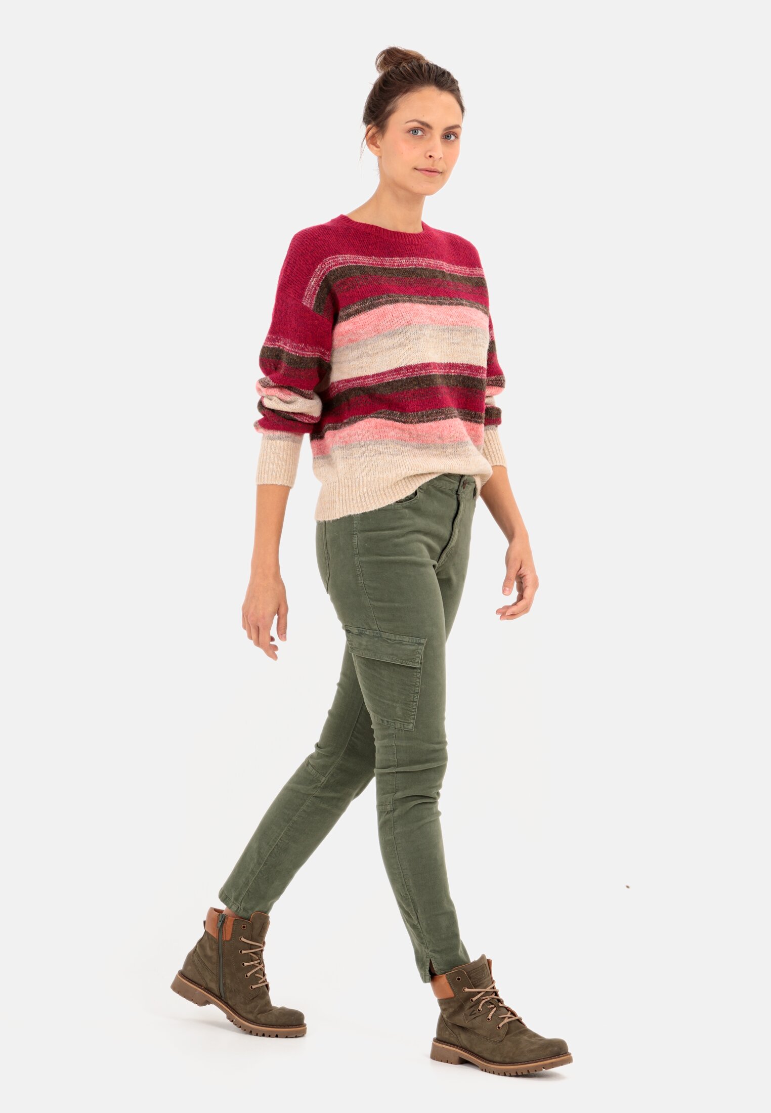 Damen Strickpullover aus recyceltem Materialmix Mehrfarbig getragen vorne Ganzkörper