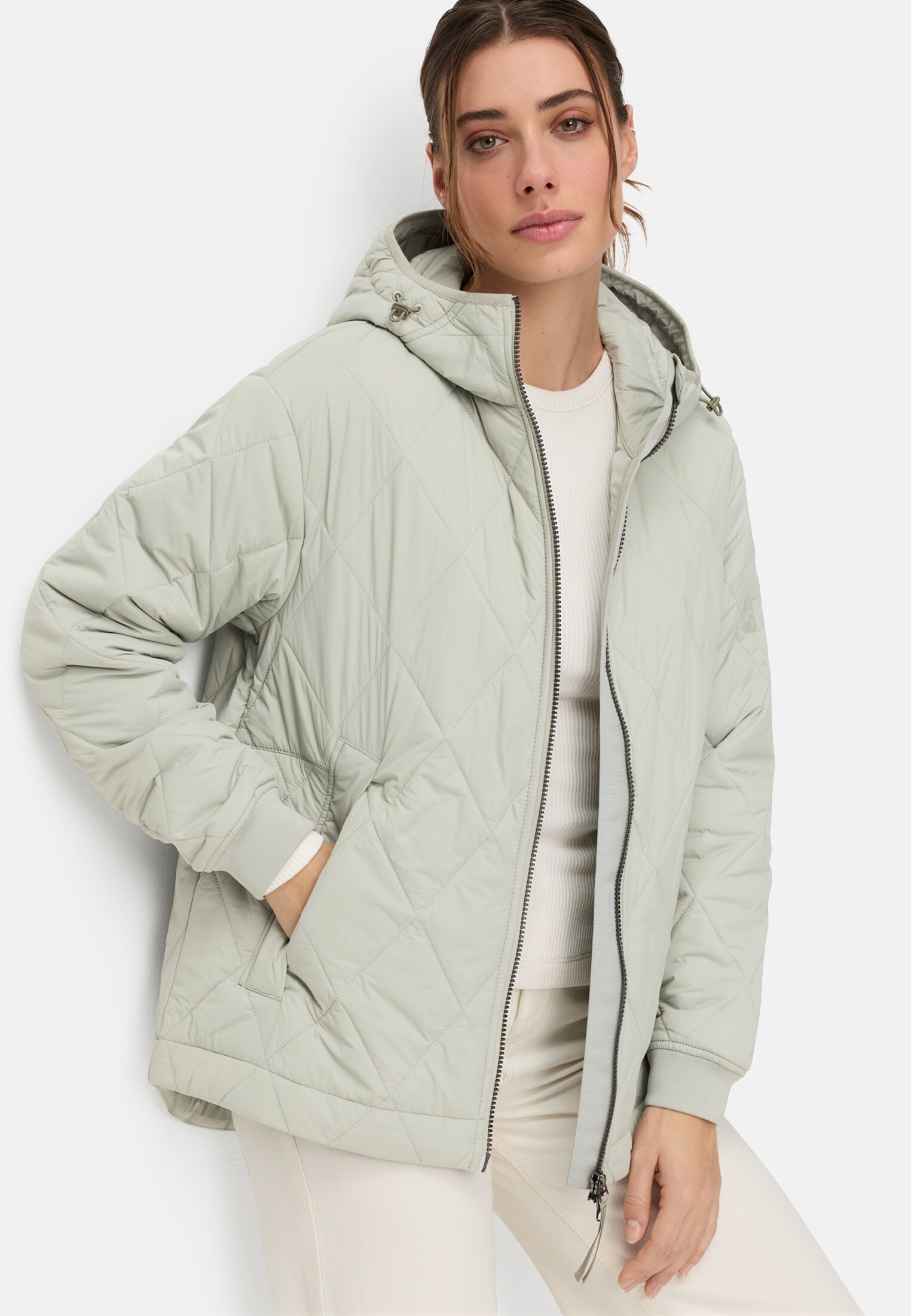 Damen Wattierte Jacke mit Kapuze Salbei getragen emotional