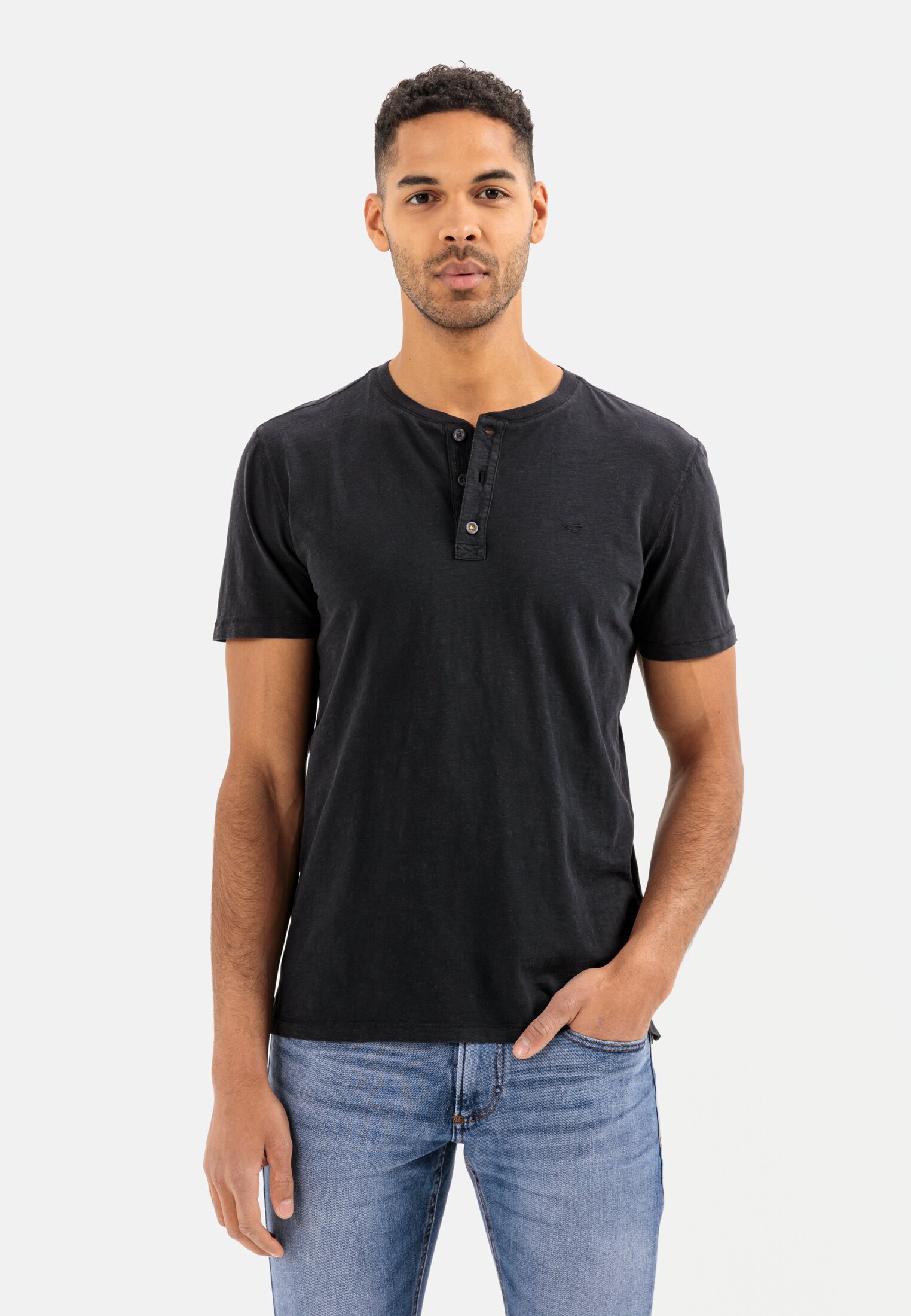 Men Henley shirt with short sleeves made of pure cotton. Black worn front