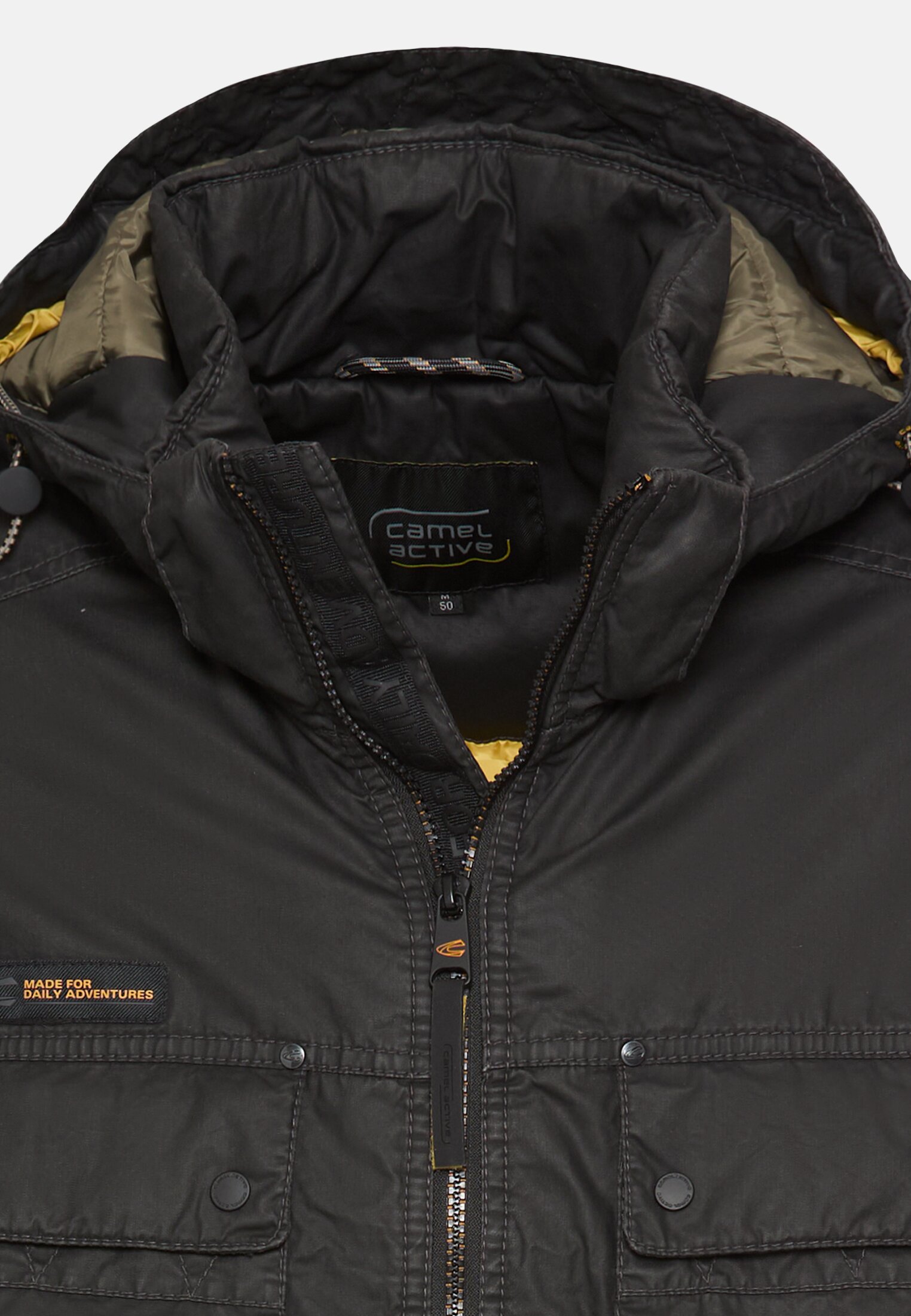 Herren Kapuzenjacke mit gestepptem Futter Schwarz vorne nah