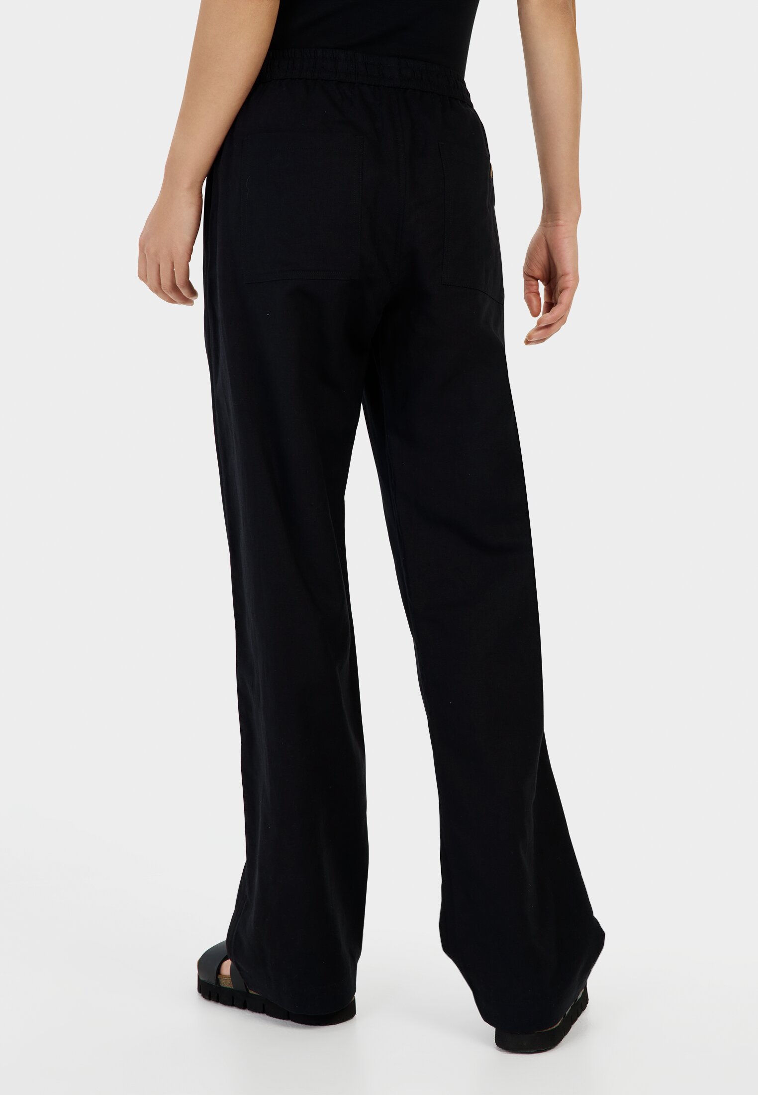 camelactive_Hose_Caviar_377410-5S76-08_M2 Women Relaxed fit trousers made from a linen blend Black worn back