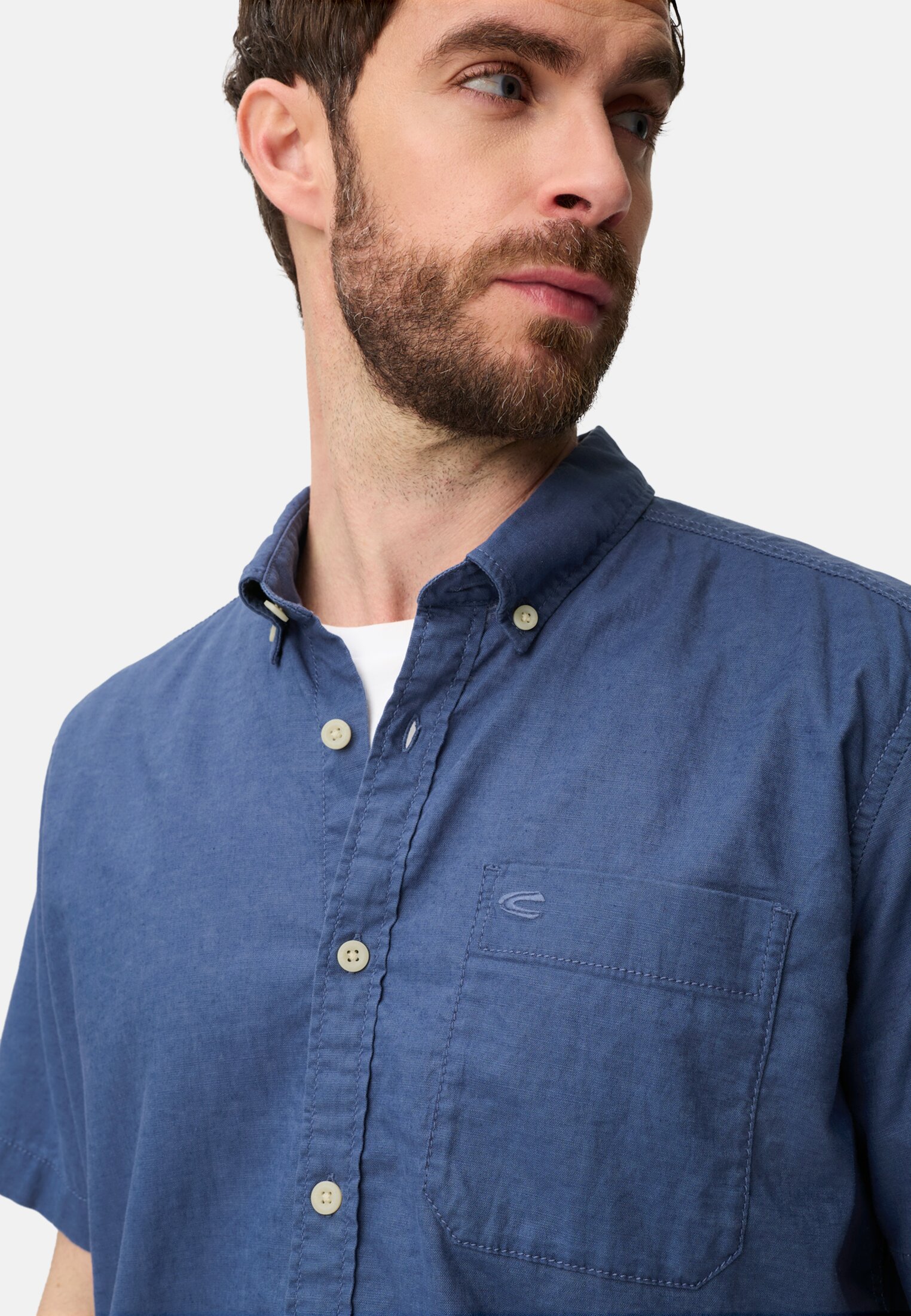 Heren Korte mouwen shirt van linnenmix Indigo Blau gedragen detail dichtbij