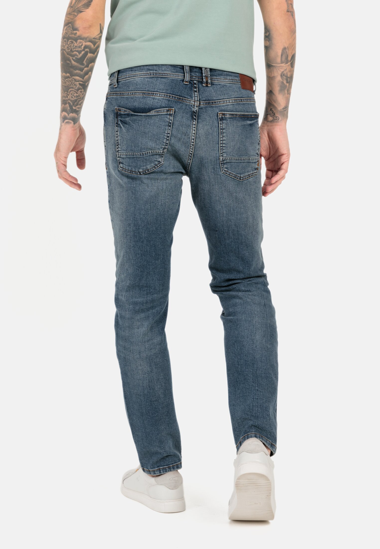 Herren Regular Fit 5-Pocket Jeans aus Baumwolle Hellblau getragen hinten