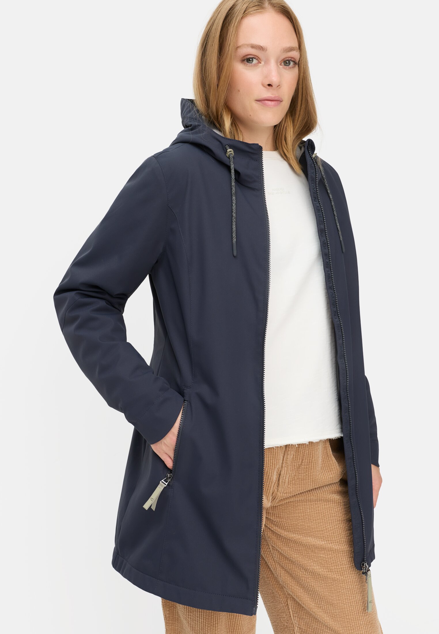 Damen Funktionsjacke aus leichtem Softshell und reflektierenden Details Dunkelblau getragen emotional