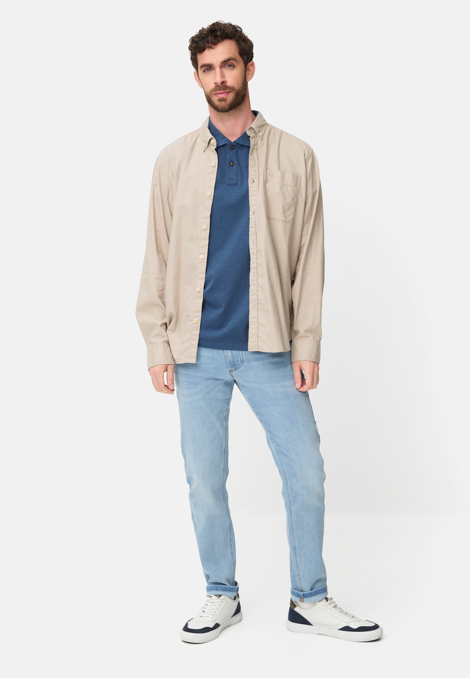 Herren Poloshirt aus reiner Baumwolle Indigoblau getragen vorne Ganzkörper