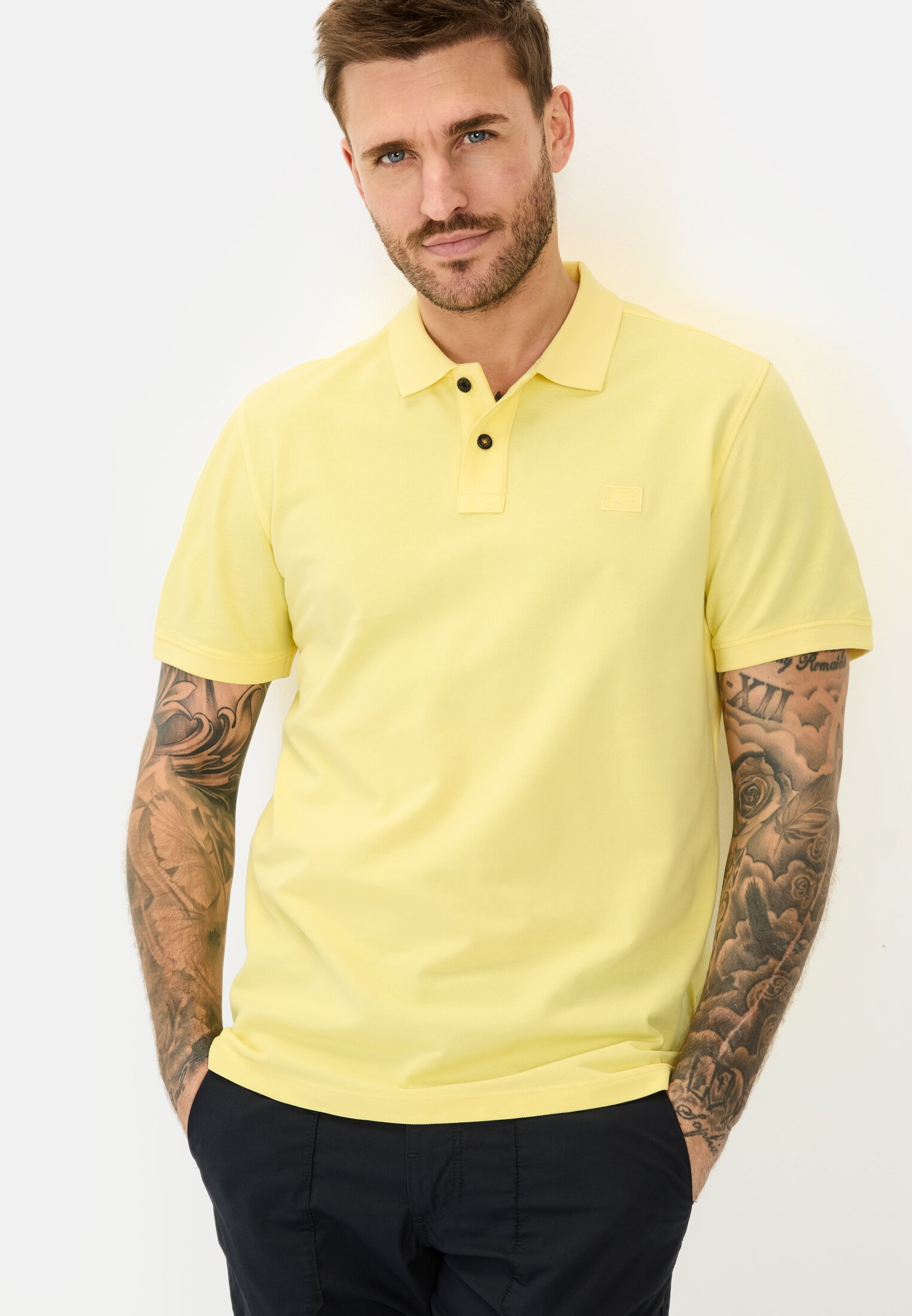 MI_09920-5P00-62_M4-00 Herren Kurzarm Poloshirt aus Baumwolle Gelb getragen emotional