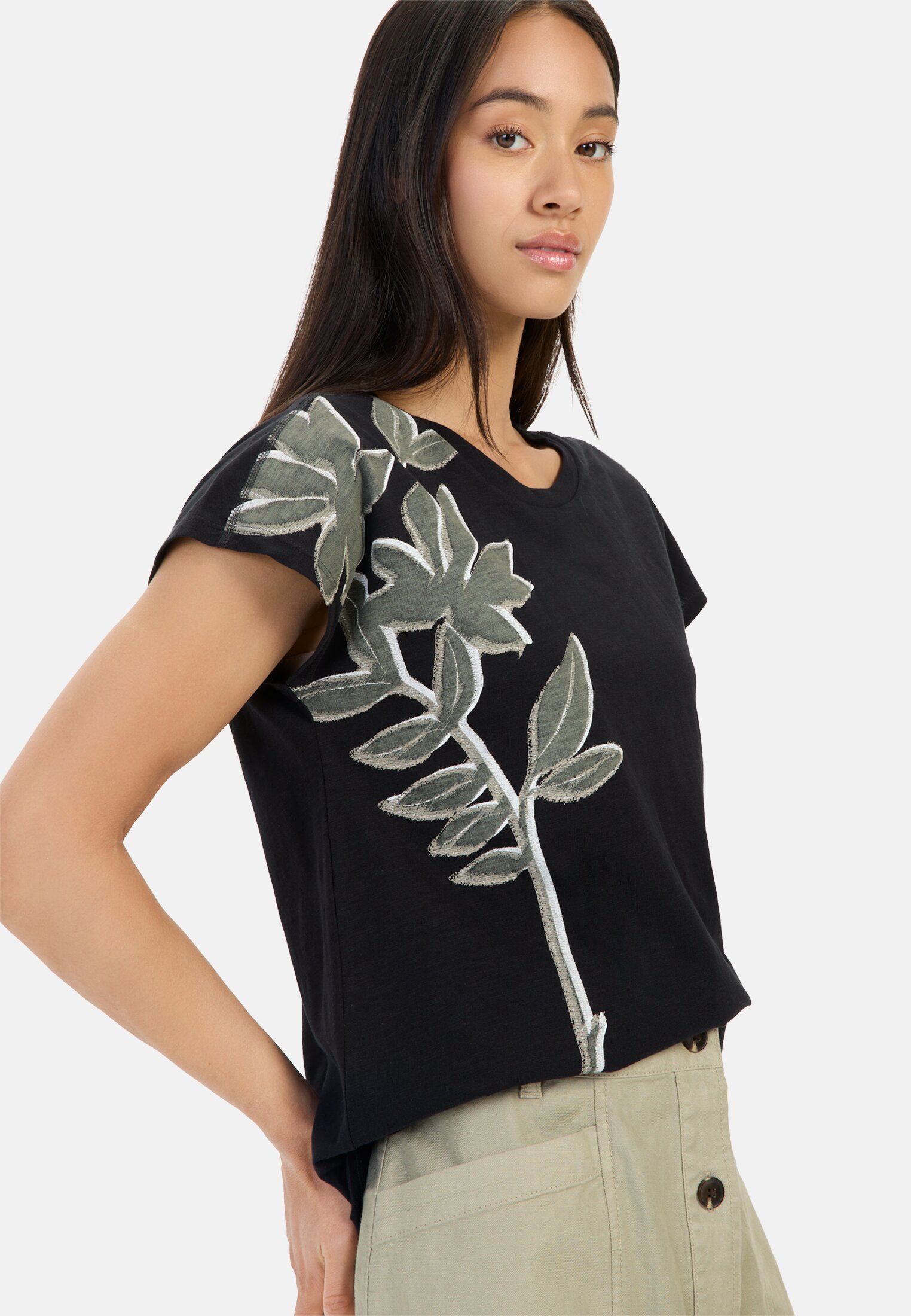 camelactive_T-Shirt_Caviar_Flower_Placem_309676-5T07-85_M5 Vrouwen T-shirt met bloemenprint gemaakt van katoen Zwart gedragen detail dichtbij