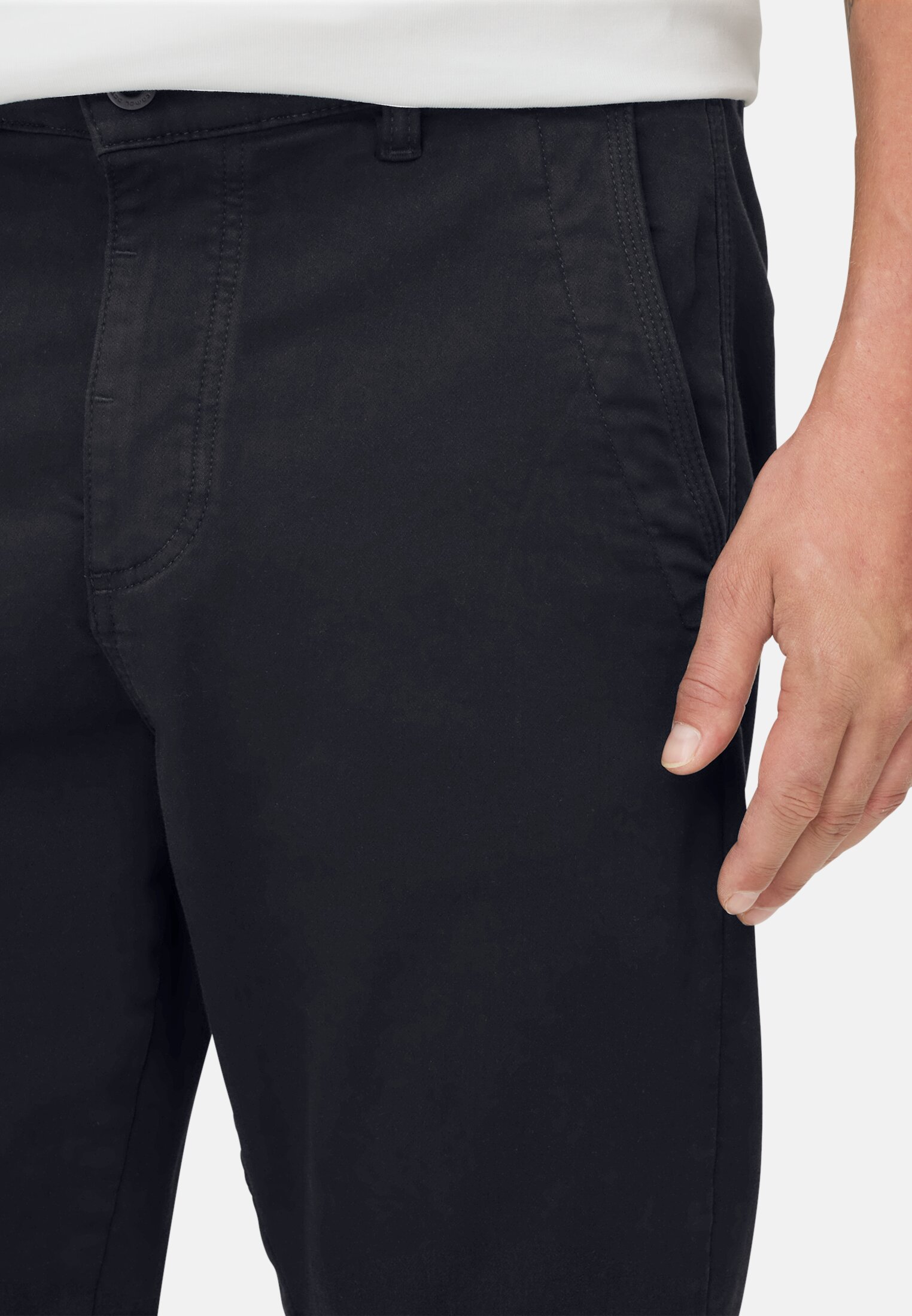 Heren fleXXXactive® Regular Fit Explorer Chino gedragen detail dichtbij