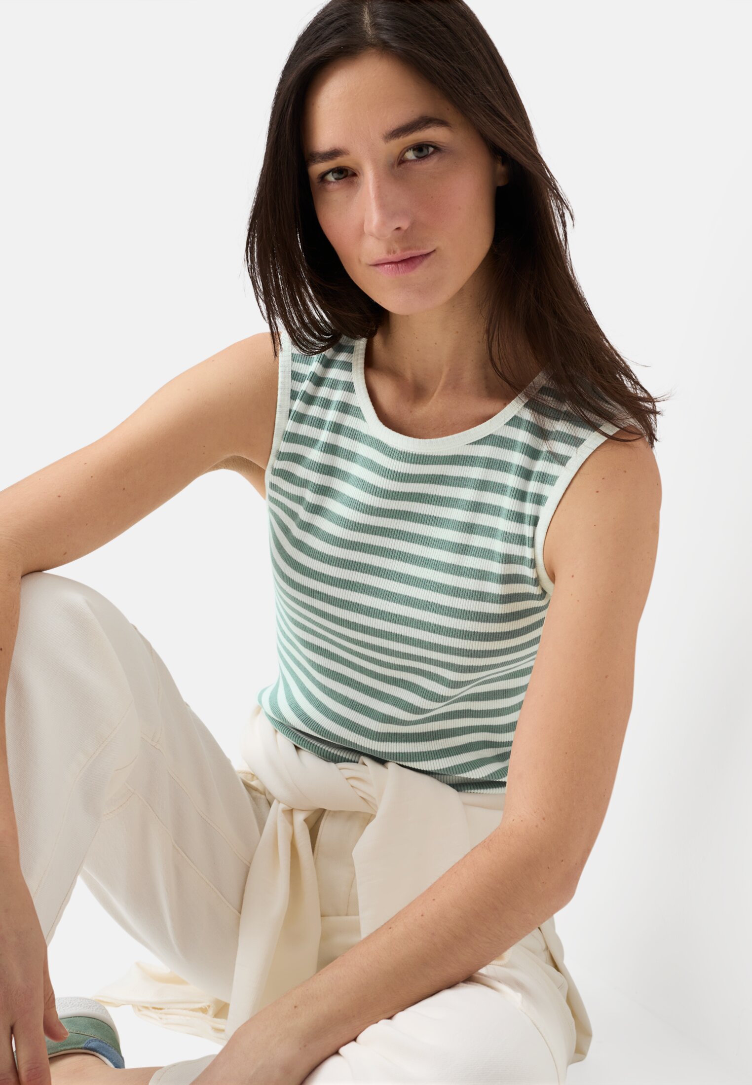 Damen Top mit Rundhalsausschnitt Jadeblau getragen emotional