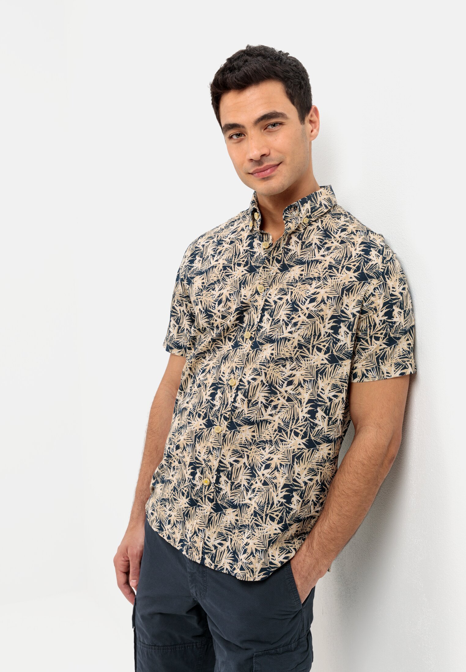 MI_09216-1S46-47_M4-00 Herren Kurzarm Hemd mit Allover-Print Dunkelblau getragen emotional