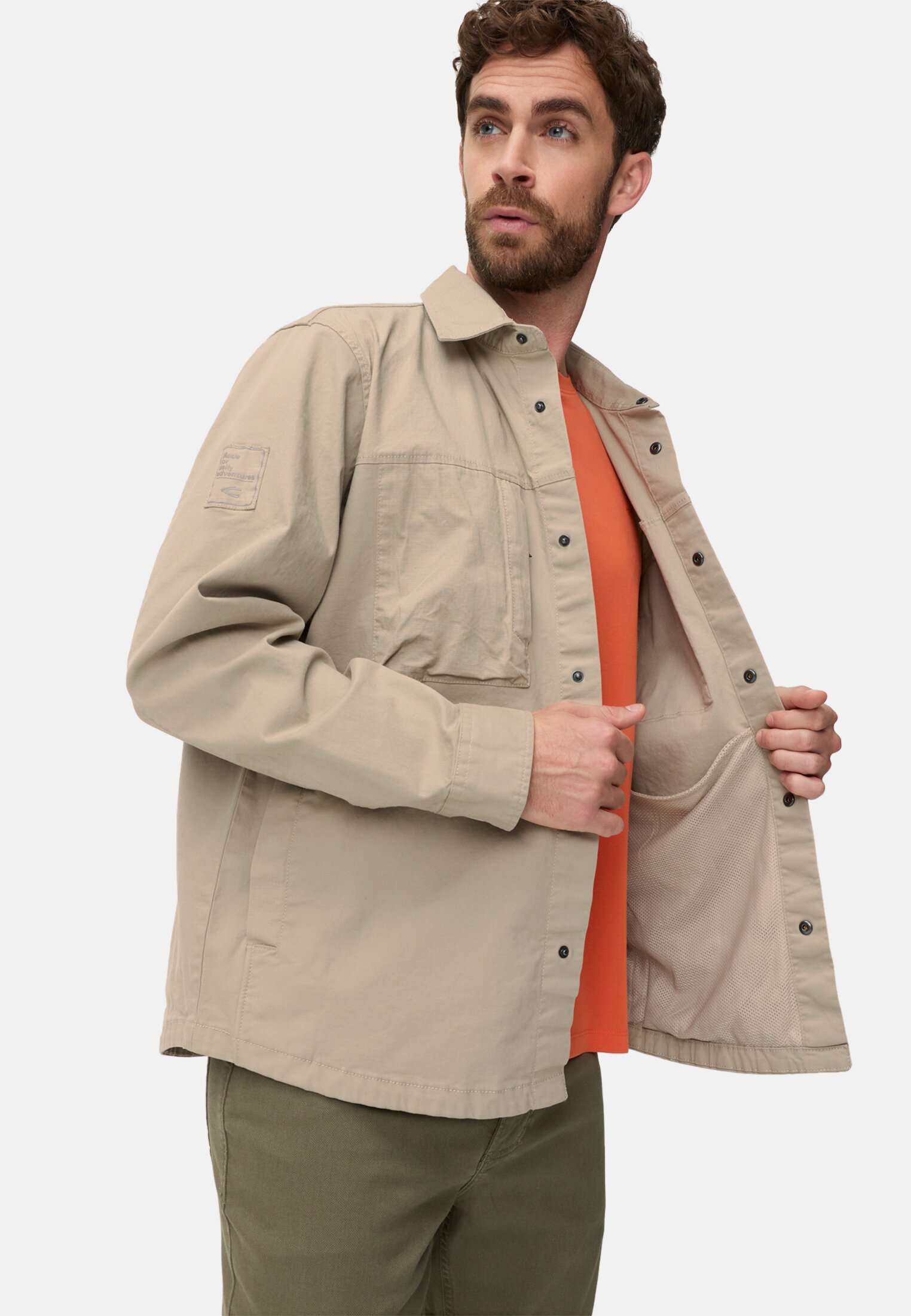 Herren Overshirt mit Taschen Beige getragen emotional