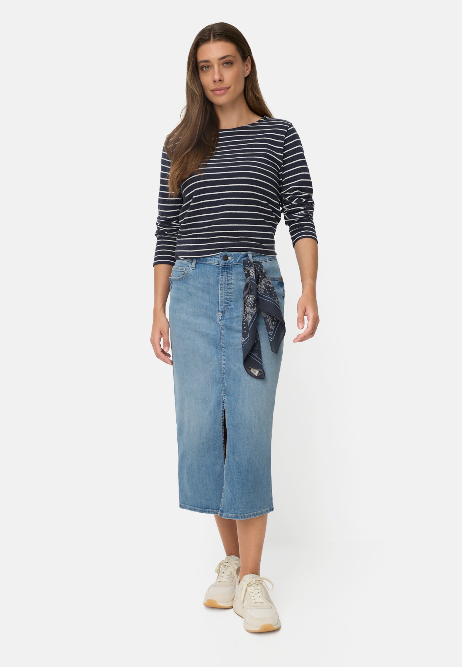 Damen Jeansrock mit 5-Pocket-Design Hellblau getragen vorne Ganzkörper