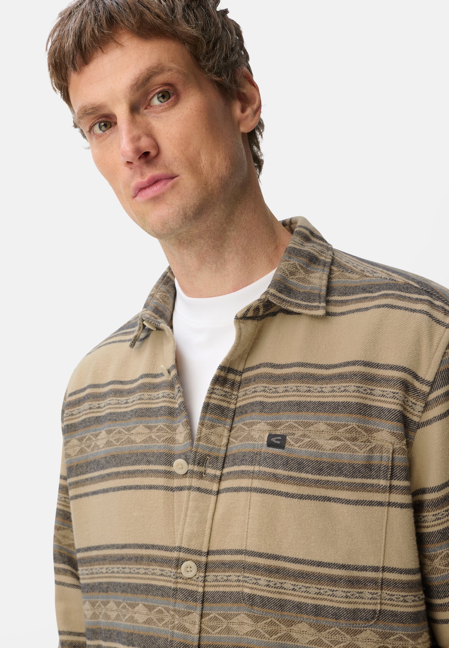 Heren Jacquard overhemd met borstzak Beige gedragen detail dichtbij